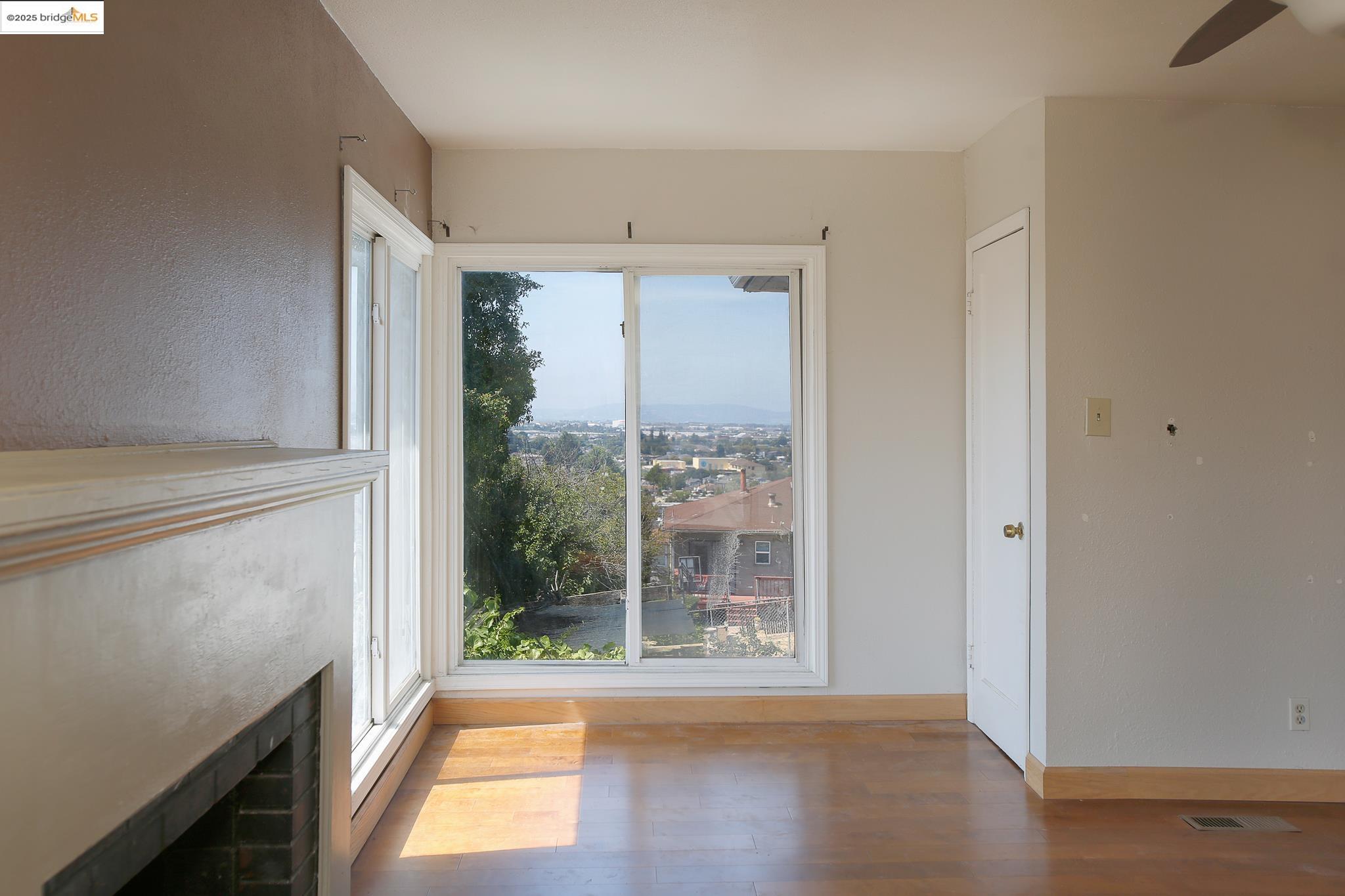 Detail Gallery Image 5 of 11 For 9889 Burr St, Oakland,  CA 94605 - 4 Beds | 2 Baths