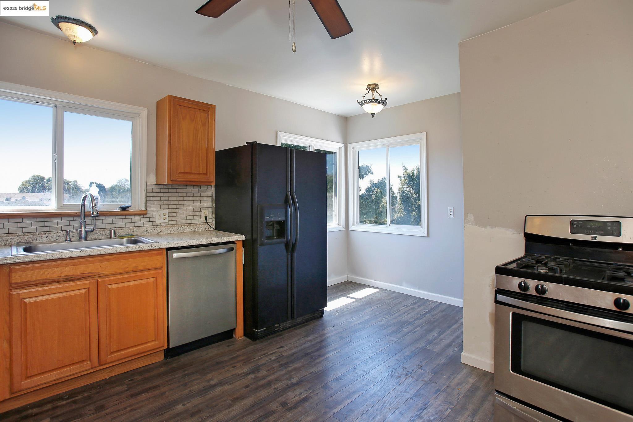 Detail Gallery Image 6 of 11 For 9889 Burr St, Oakland,  CA 94605 - 4 Beds | 2 Baths