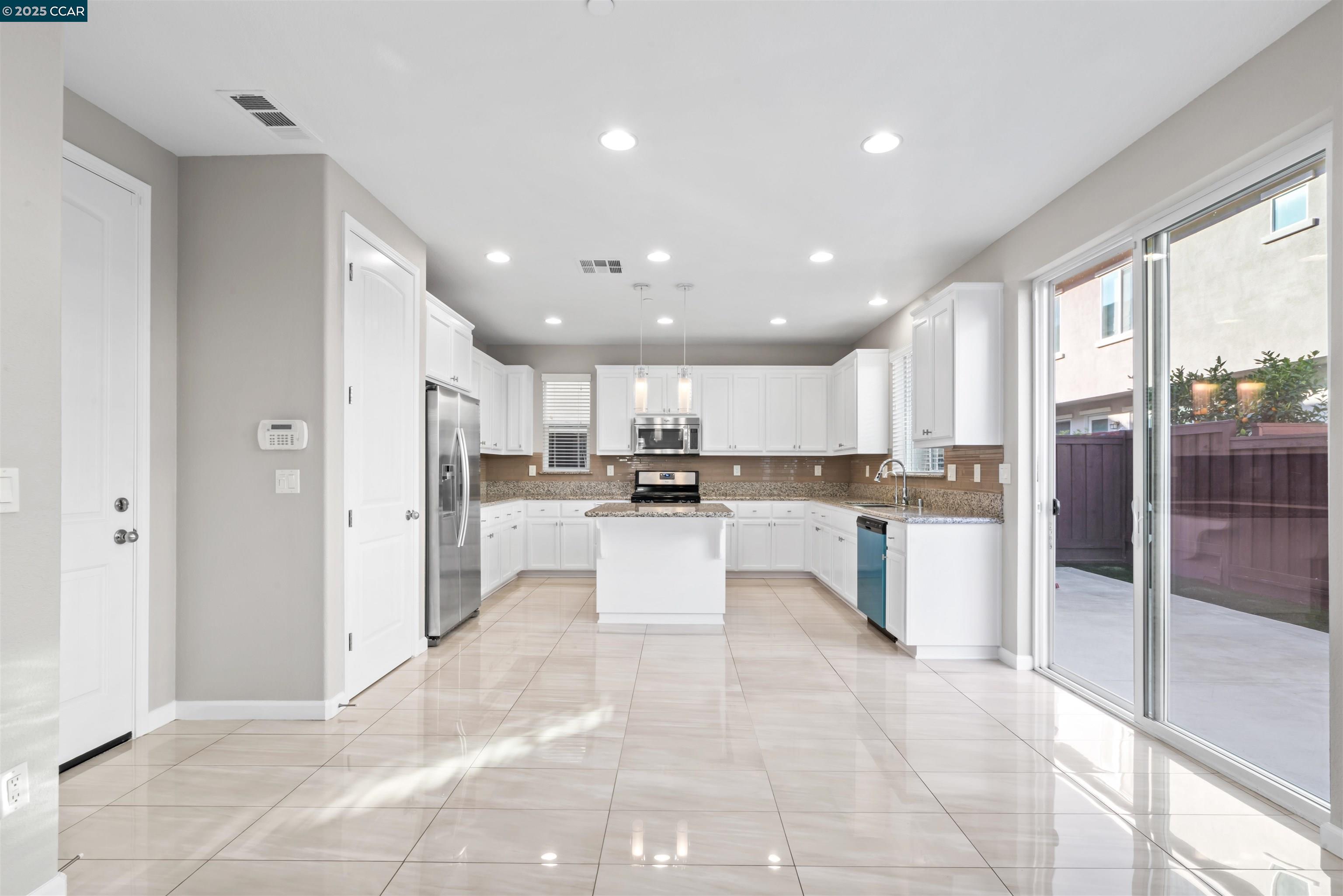 Detail Gallery Image 18 of 60 For 2273 Toscana Dr, Pittsburg,  CA 94565 - 4 Beds | 2/1 Baths
