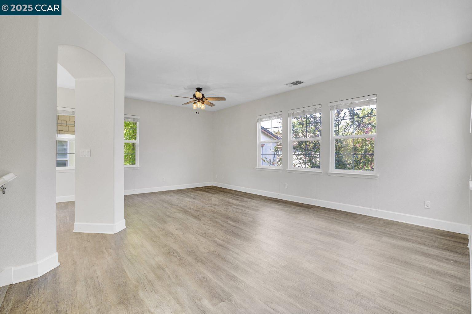 Detail Gallery Image 4 of 34 For 2974 Bella Dr, Concord,  CA 94519 - 3 Beds | 2/1 Baths