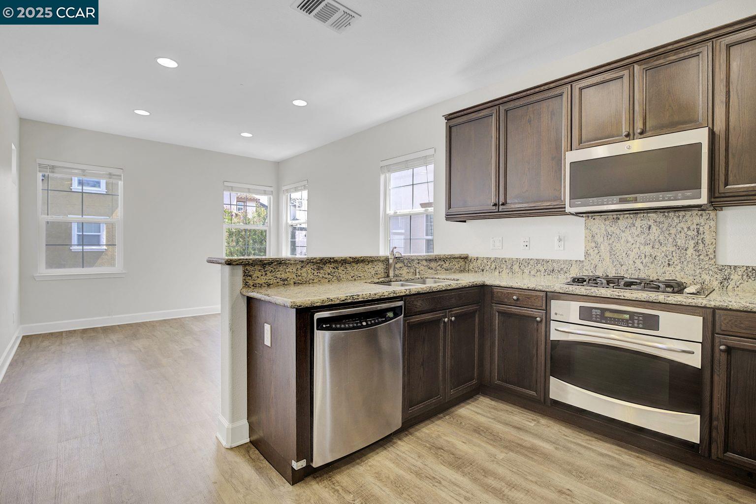 Detail Gallery Image 10 of 34 For 2974 Bella Dr, Concord,  CA 94519 - 3 Beds | 2/1 Baths