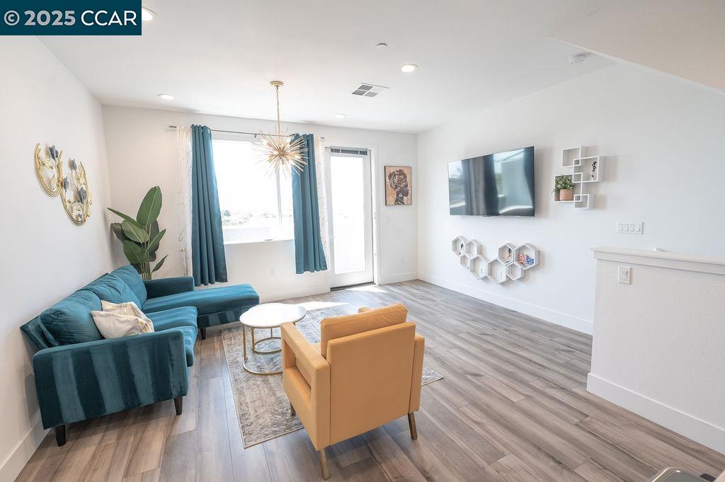 Detail Gallery Image 1 of 13 For 9877 Macarthur Blvd #E,  Oakland,  CA 94605 - 3 Beds | 3 Baths