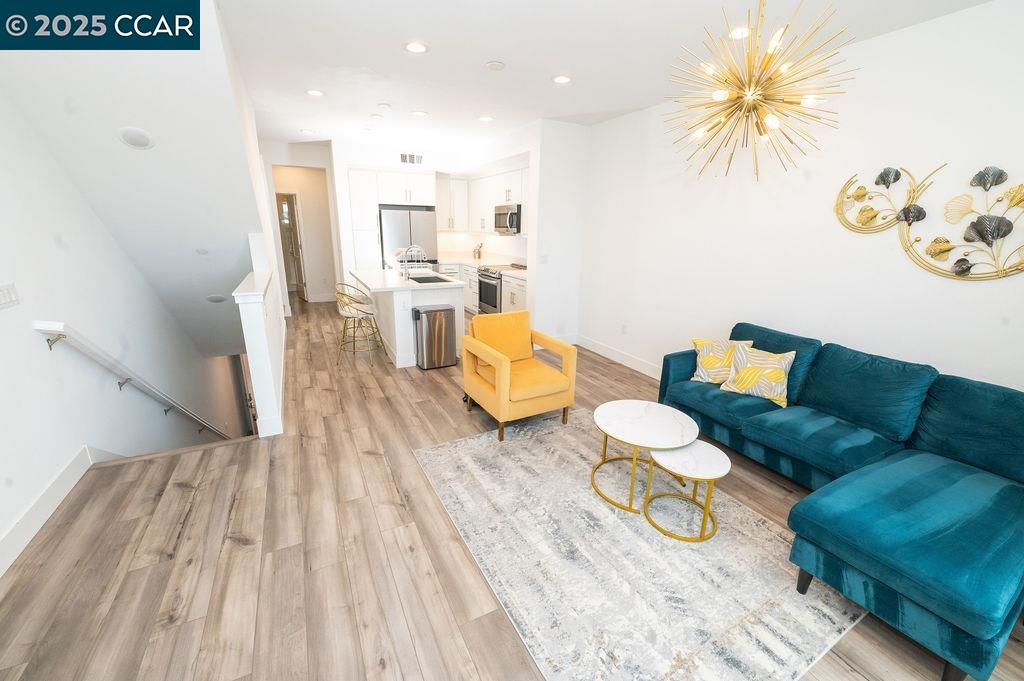 Detail Gallery Image 2 of 13 For 9877 Macarthur Blvd #E,  Oakland,  CA 94605 - 3 Beds | 3 Baths