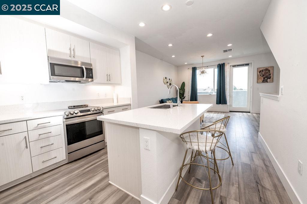 Detail Gallery Image 3 of 13 For 9877 Macarthur Blvd #E,  Oakland,  CA 94605 - 3 Beds | 3 Baths