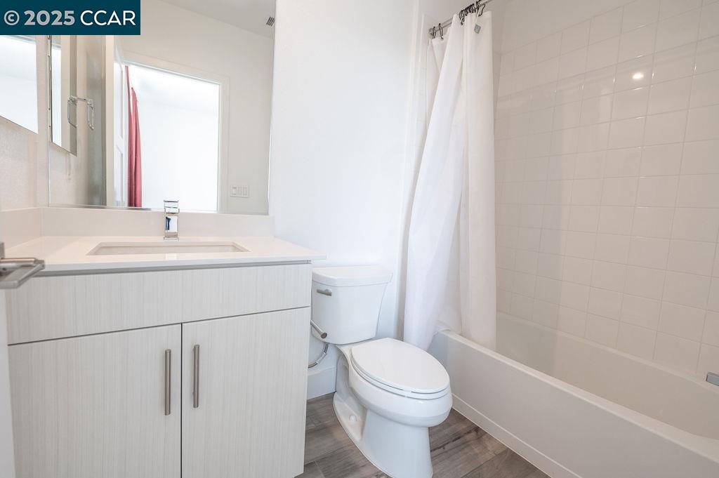 Detail Gallery Image 5 of 13 For 9877 Macarthur Blvd #E,  Oakland,  CA 94605 - 3 Beds | 3 Baths