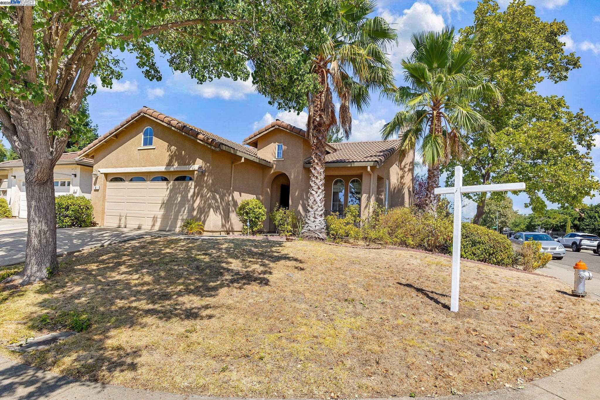 Detail Gallery Image 1 of 36 For 4 Mistyvale Ct, Sacramento,  CA 95823 - 3 Beds | 2 Baths