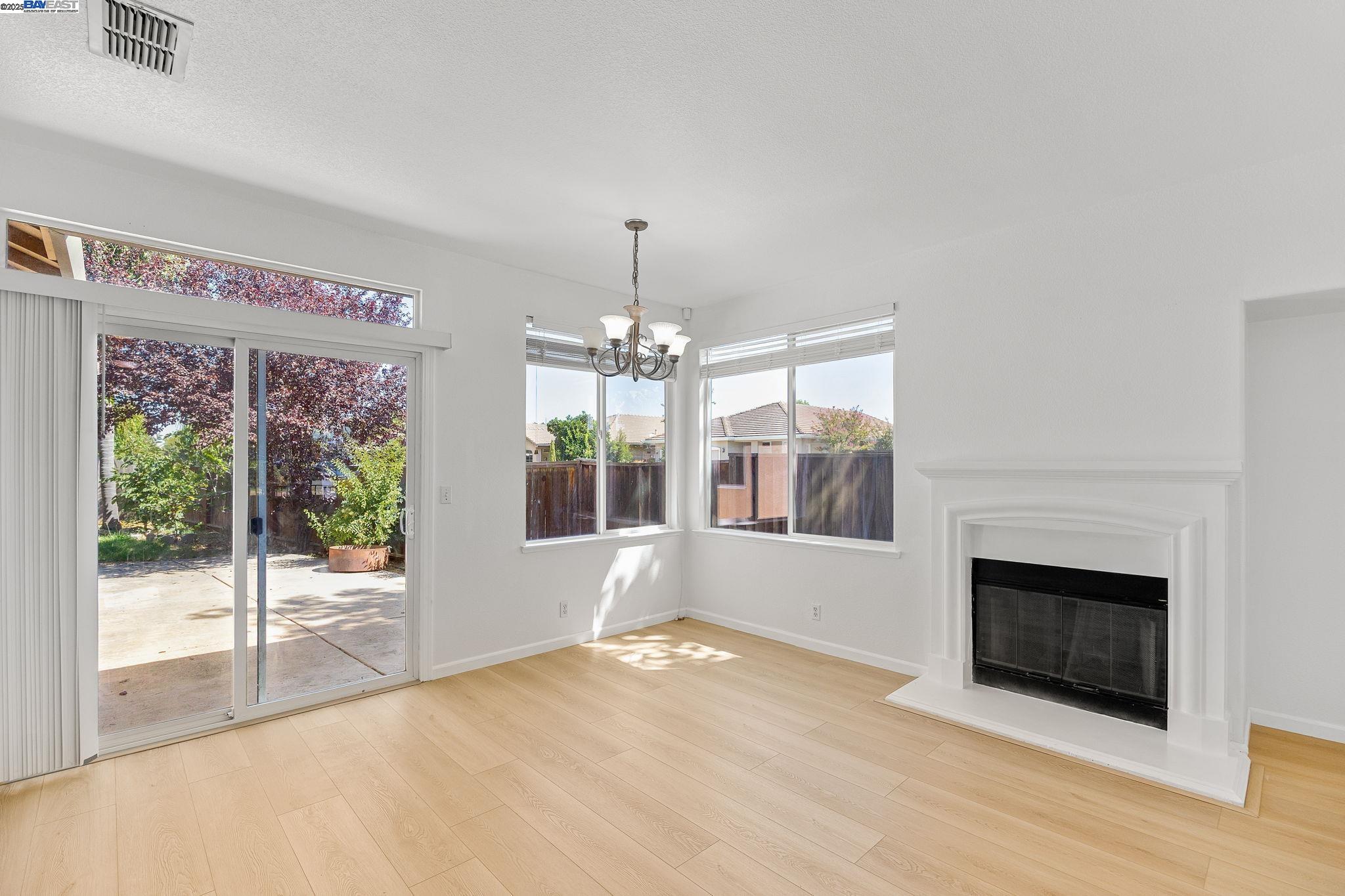 Detail Gallery Image 11 of 36 For 4 Mistyvale Ct, Sacramento,  CA 95823 - 3 Beds | 2 Baths