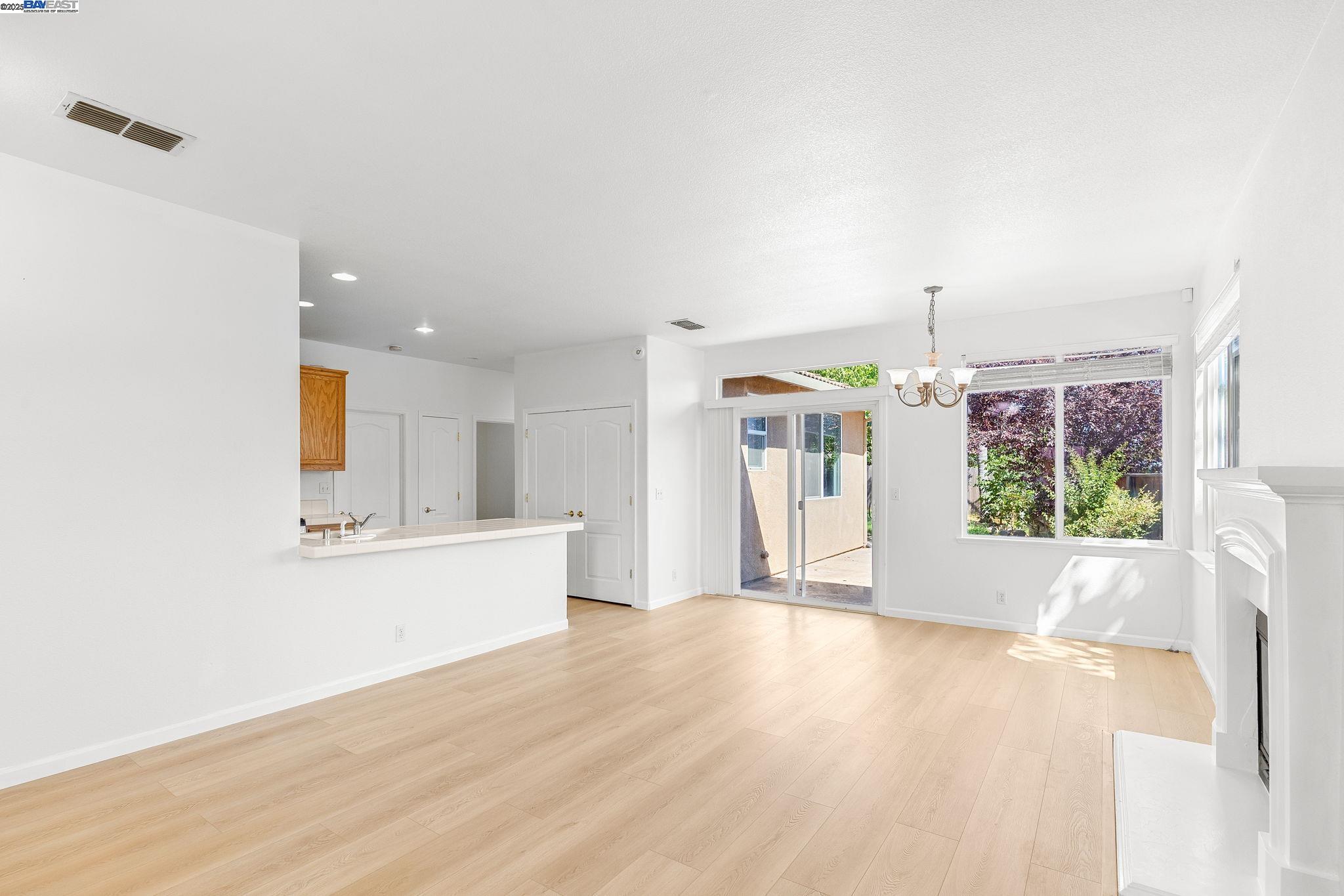 Detail Gallery Image 12 of 36 For 4 Mistyvale Ct, Sacramento,  CA 95823 - 3 Beds | 2 Baths