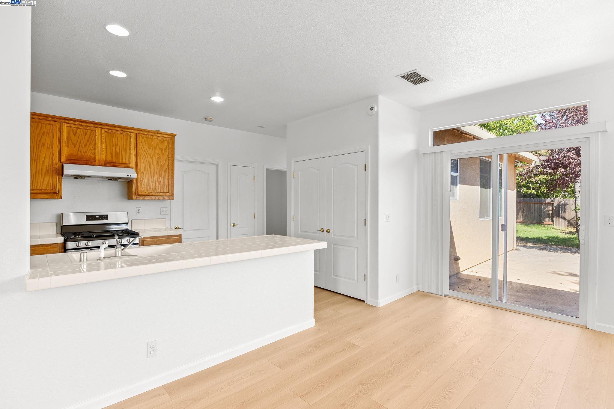 Detail Gallery Image 13 of 36 For 4 Mistyvale Ct, Sacramento,  CA 95823 - 3 Beds | 2 Baths