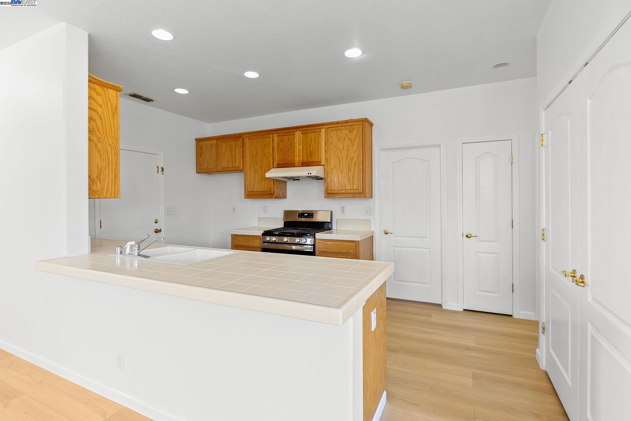 Detail Gallery Image 14 of 36 For 4 Mistyvale Ct, Sacramento,  CA 95823 - 3 Beds | 2 Baths