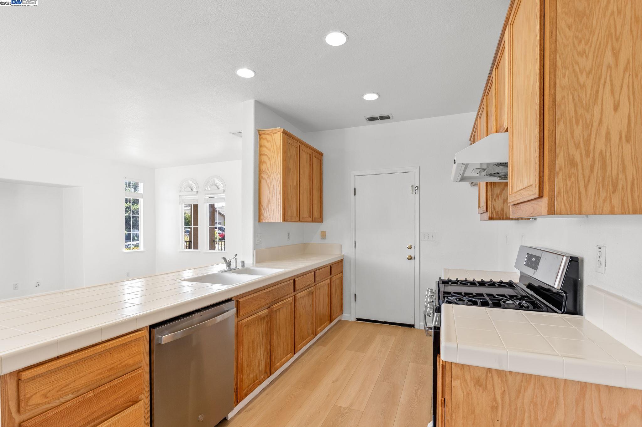 Detail Gallery Image 15 of 36 For 4 Mistyvale Ct, Sacramento,  CA 95823 - 3 Beds | 2 Baths