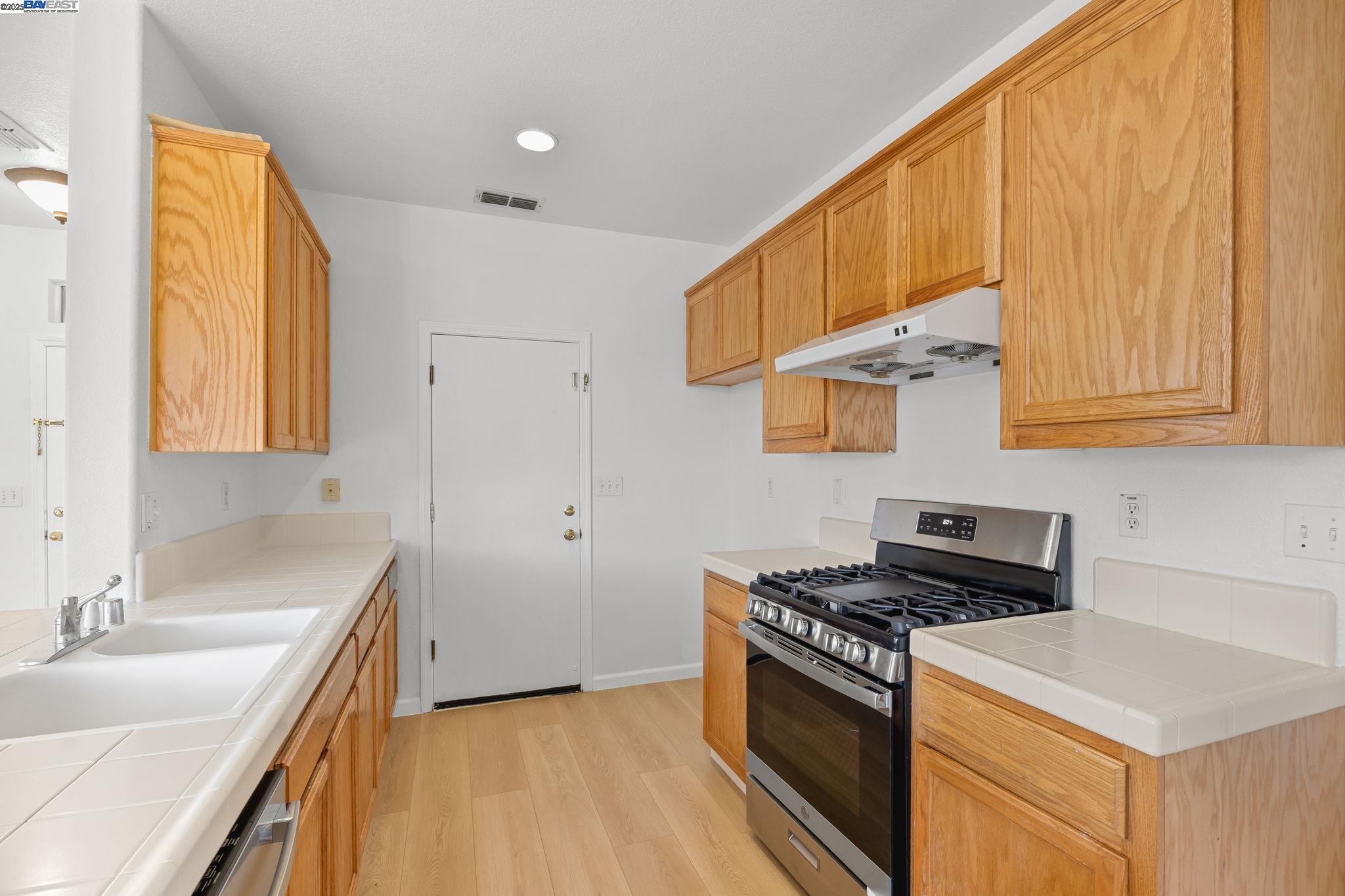 Detail Gallery Image 16 of 36 For 4 Mistyvale Ct, Sacramento,  CA 95823 - 3 Beds | 2 Baths