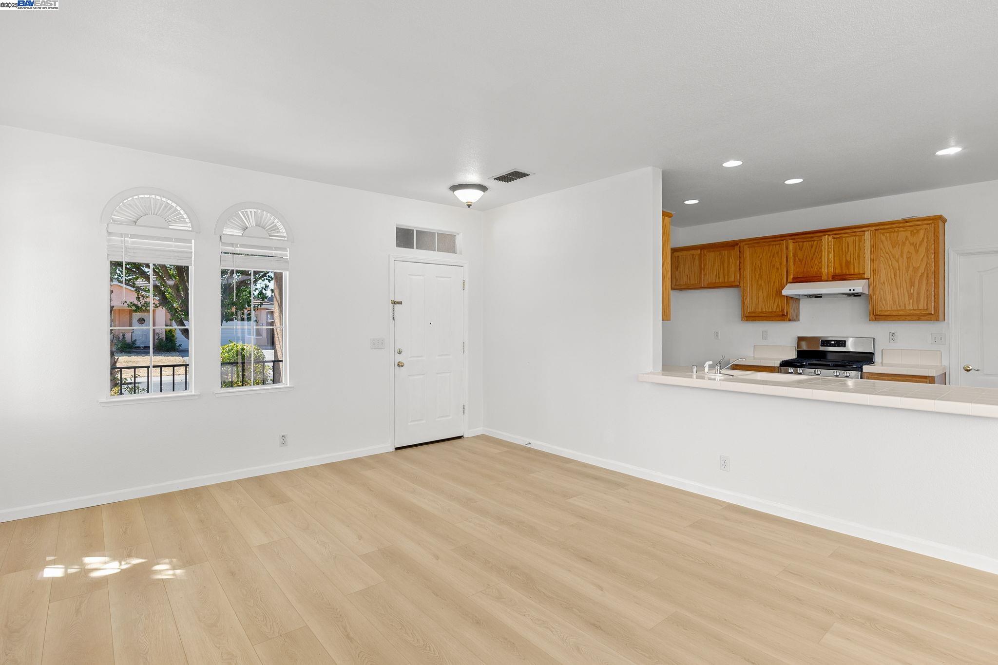 Detail Gallery Image 9 of 36 For 4 Mistyvale Ct, Sacramento,  CA 95823 - 3 Beds | 2 Baths