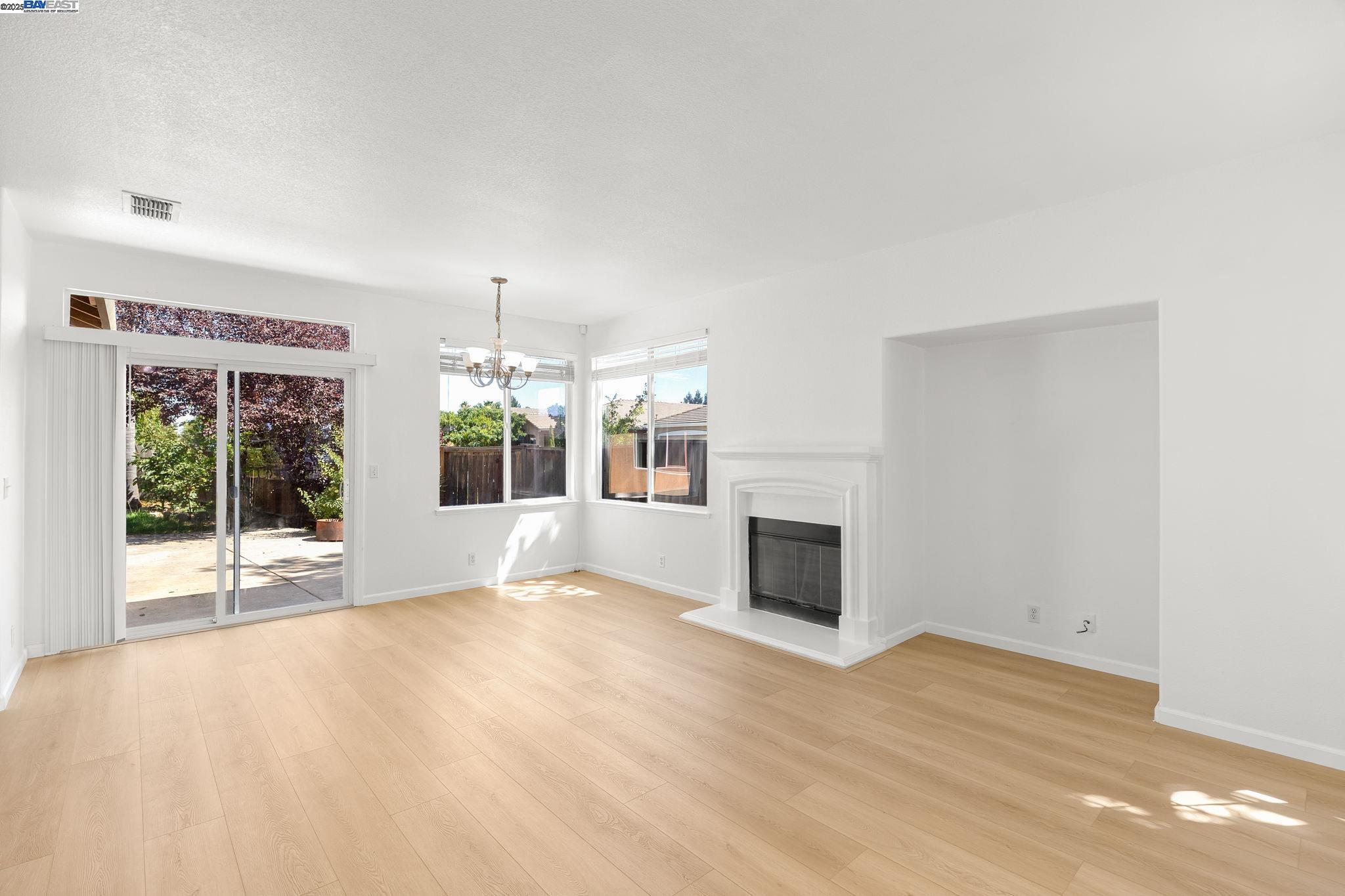 Detail Gallery Image 10 of 36 For 4 Mistyvale Ct, Sacramento,  CA 95823 - 3 Beds | 2 Baths