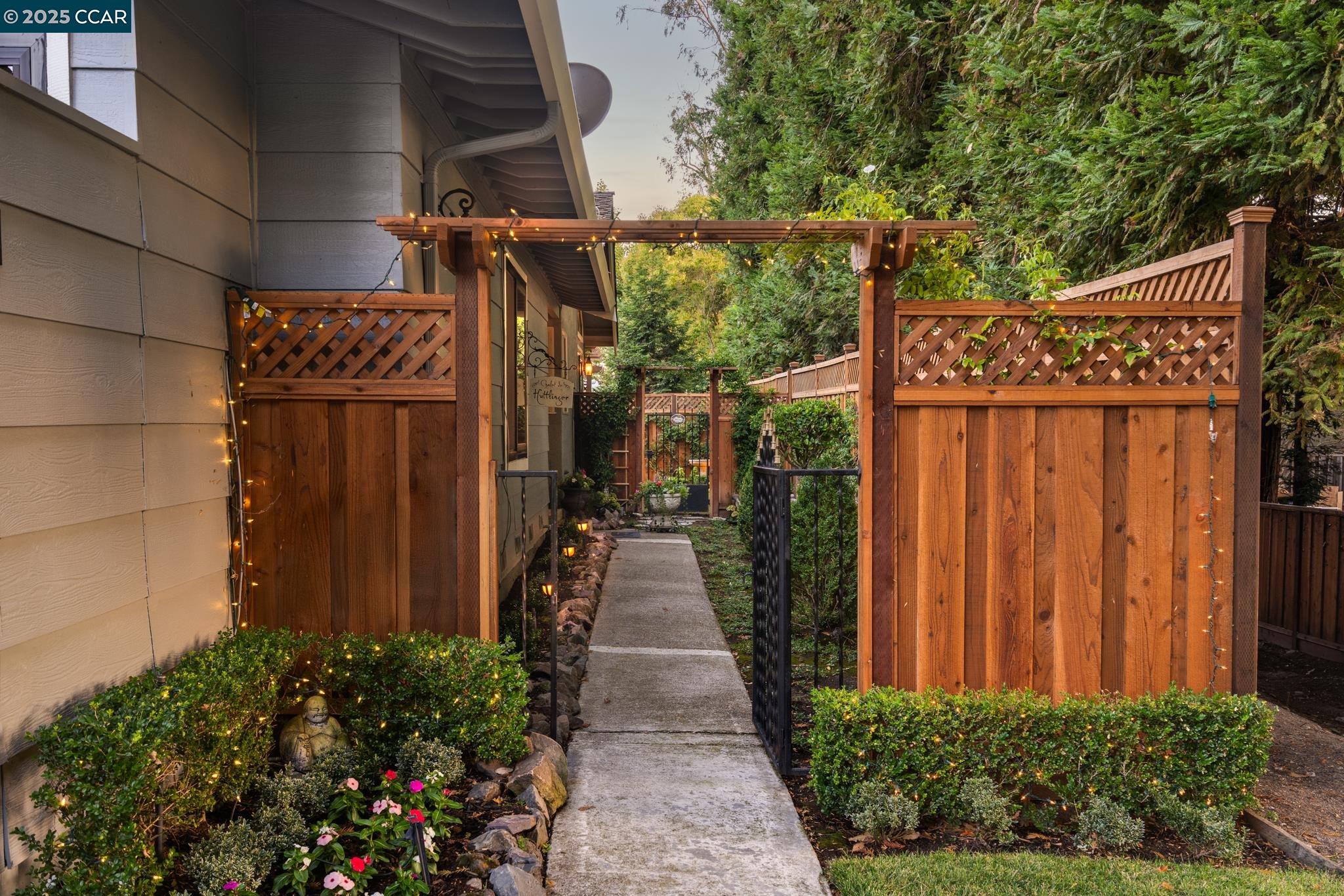 Detail Gallery Image 2 of 41 For 131 Shoshone Court, Danville,  CA 94526 - 2 Beds | 2 Baths