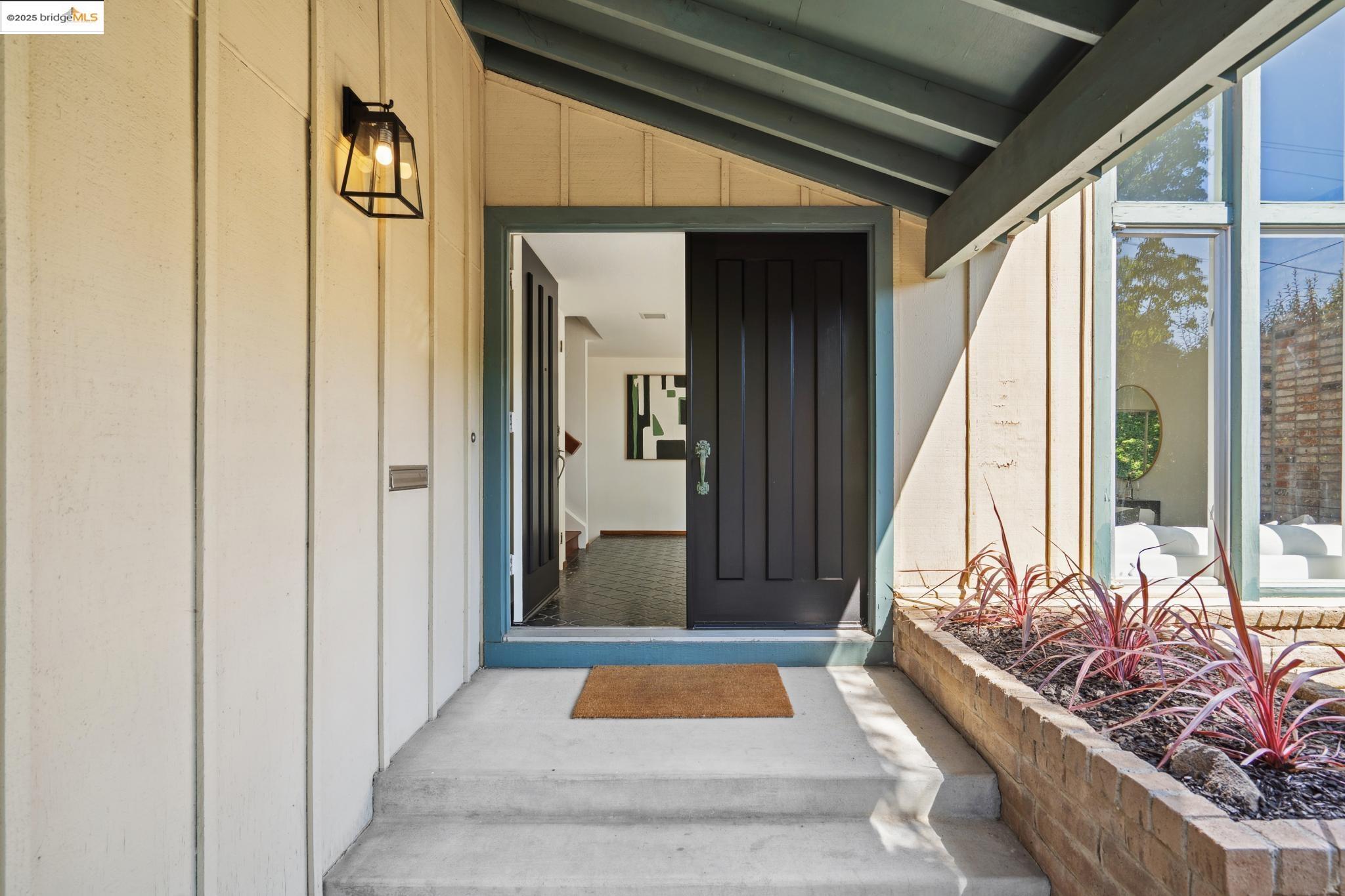 Detail Gallery Image 5 of 48 For 5821 Cold Water Dr, Castro Valley,  CA 94552 - 4 Beds | 3 Baths