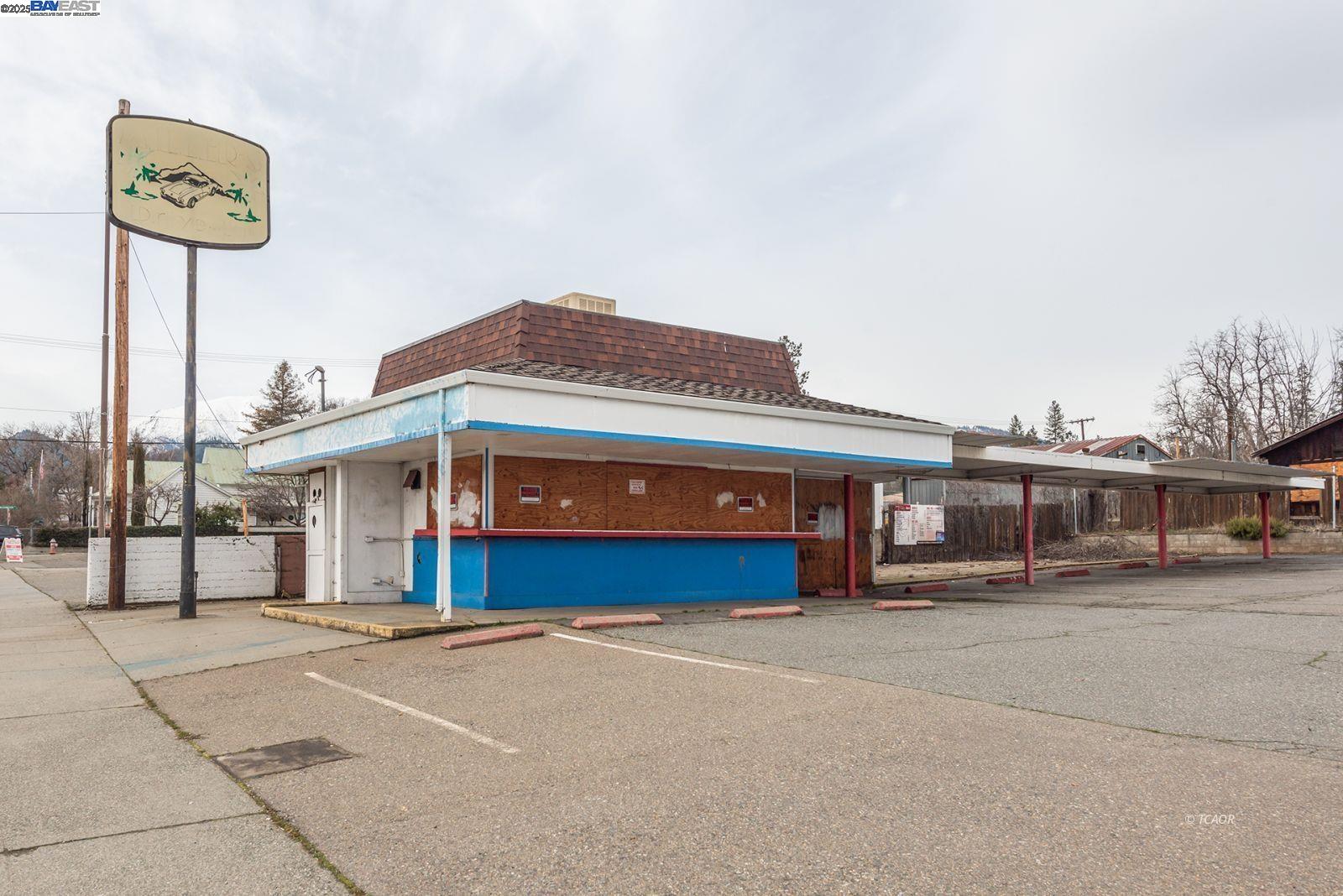 Detail Gallery Image 4 of 16 For 1081 Main St., Weaverville,  CA 96093 - 1 Beds | 1 Baths