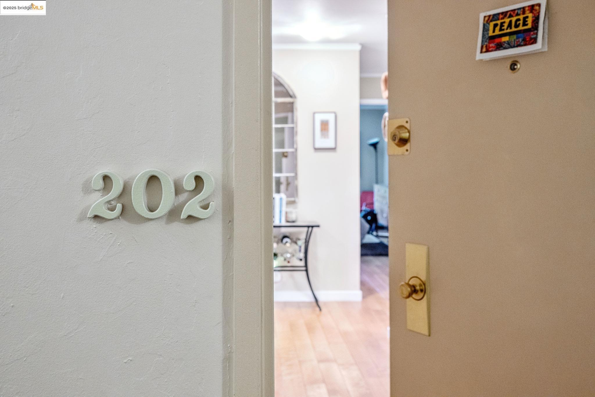 Detail Gallery Image 3 of 34 For 250 Whitmore St #202,  Oakland,  CA 94611 - 1 Beds | 1 Baths