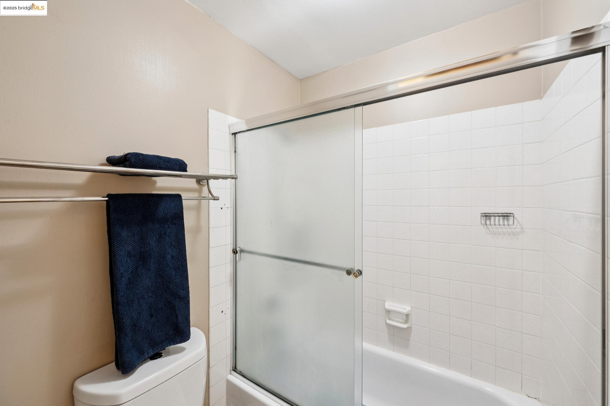 Detail Gallery Image 28 of 34 For 250 Whitmore St #202,  Oakland,  CA 94611 - 1 Beds | 1 Baths