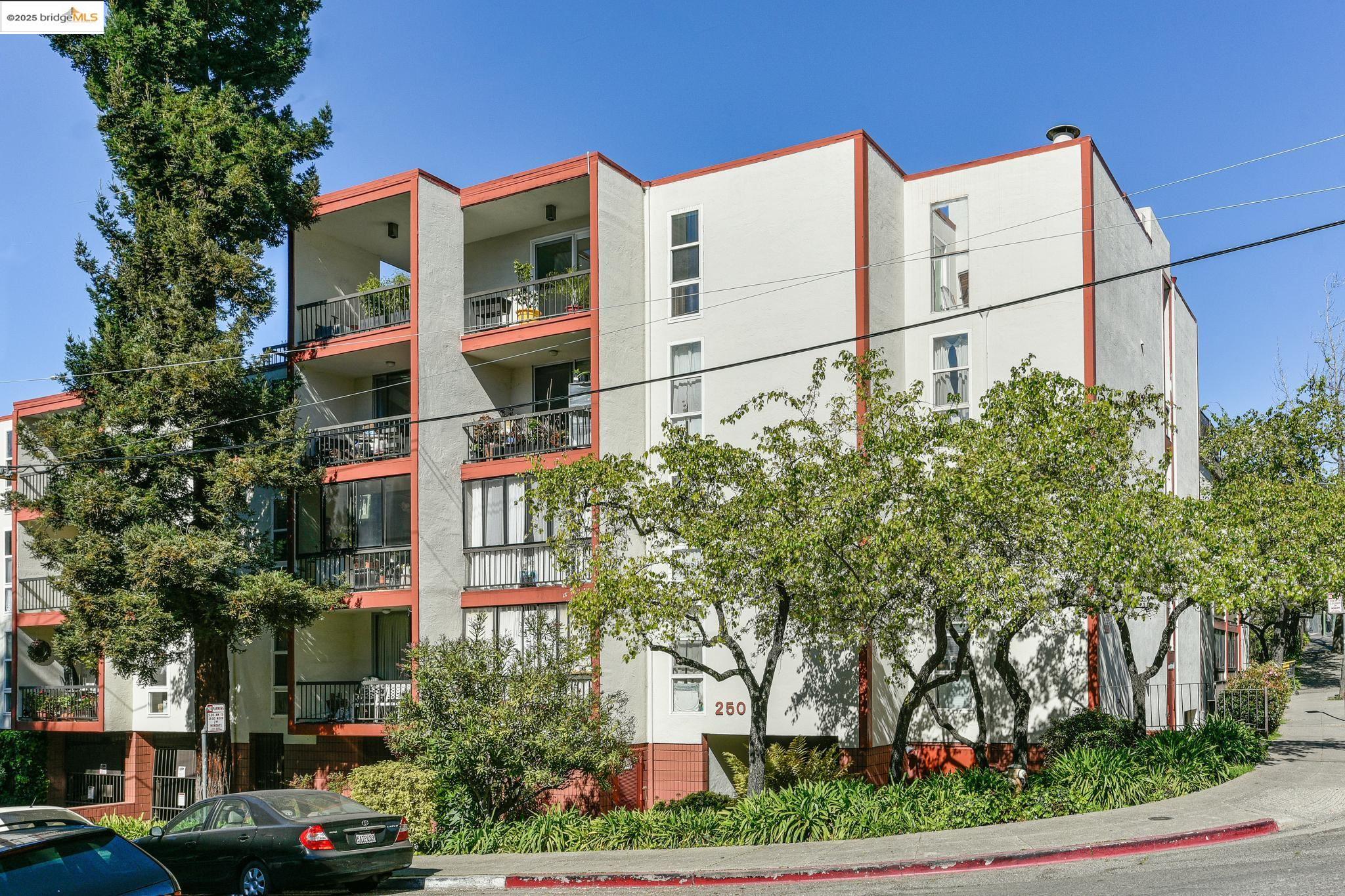 Detail Gallery Image 30 of 34 For 250 Whitmore St #202,  Oakland,  CA 94611 - 1 Beds | 1 Baths