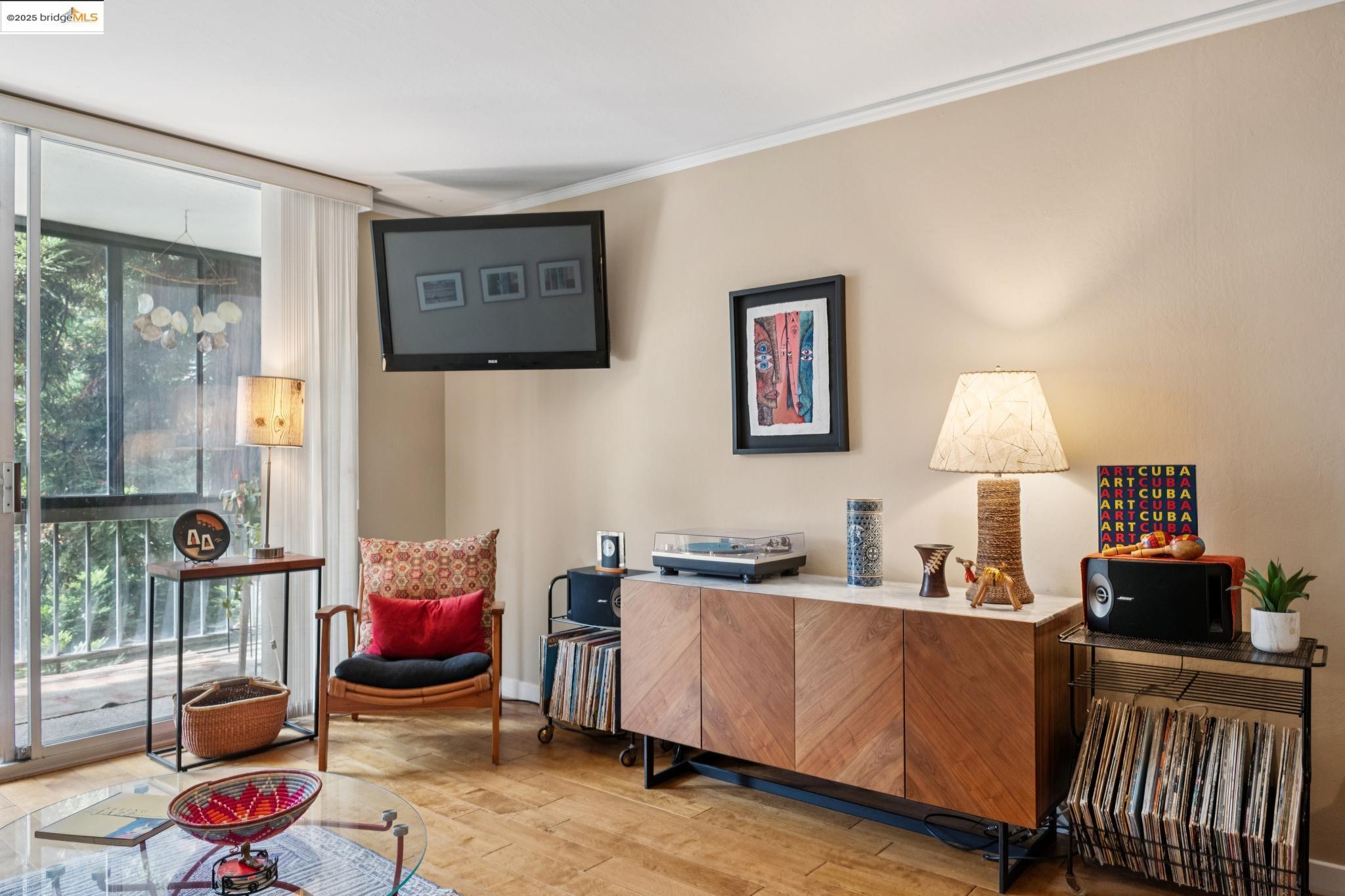 Detail Gallery Image 8 of 34 For 250 Whitmore St #202,  Oakland,  CA 94611 - 1 Beds | 1 Baths