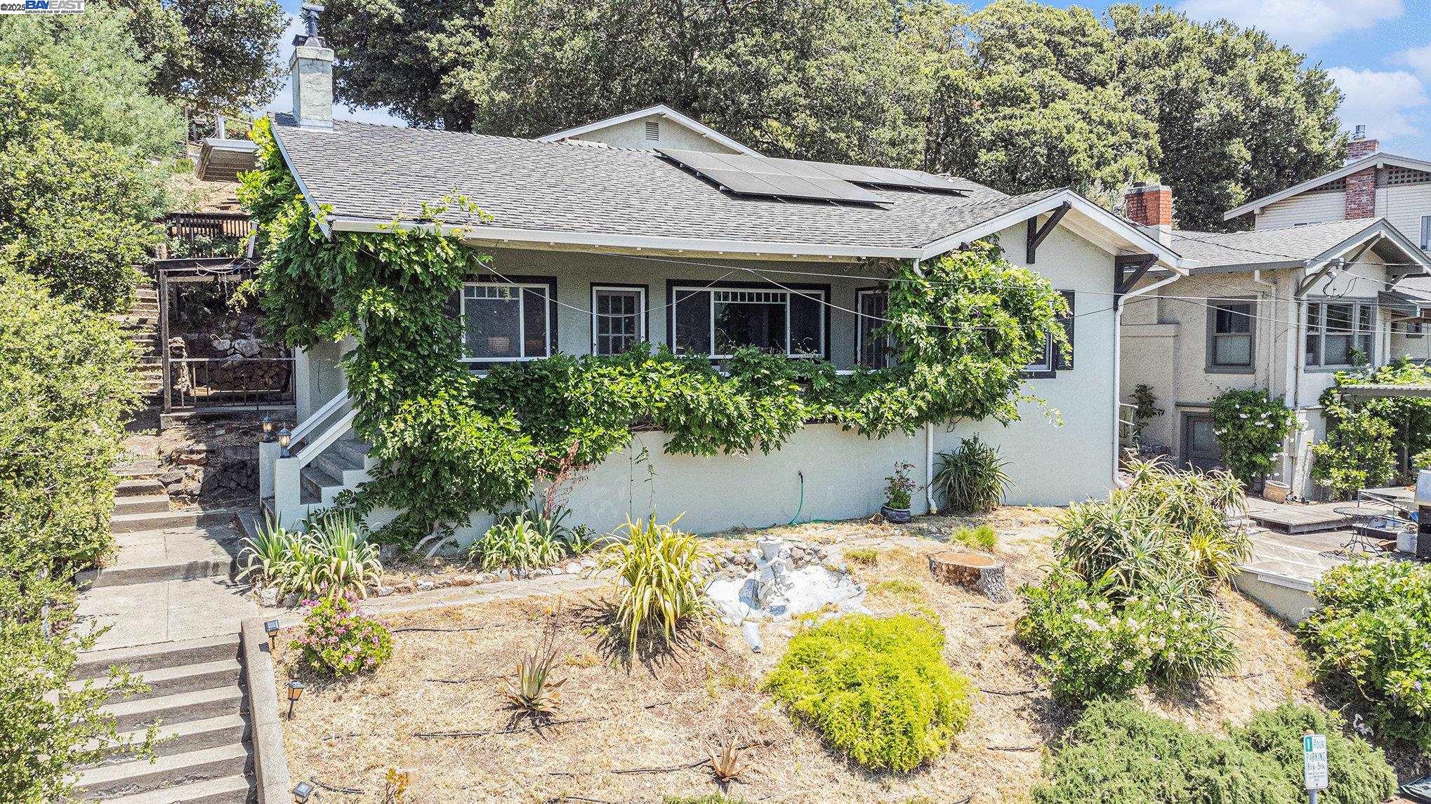 Detail Gallery Image 1 of 35 For 925 Grandview Ave, Martinez,  CA 94553 - 4 Beds | 2 Baths
