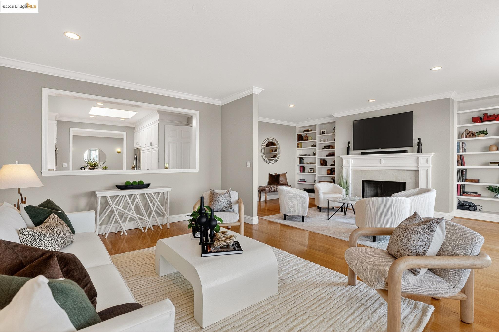 Detail Gallery Image 14 of 54 For 64 Schooner Hl, Oakland,  CA 94618 - 4 Beds | 3/1 Baths