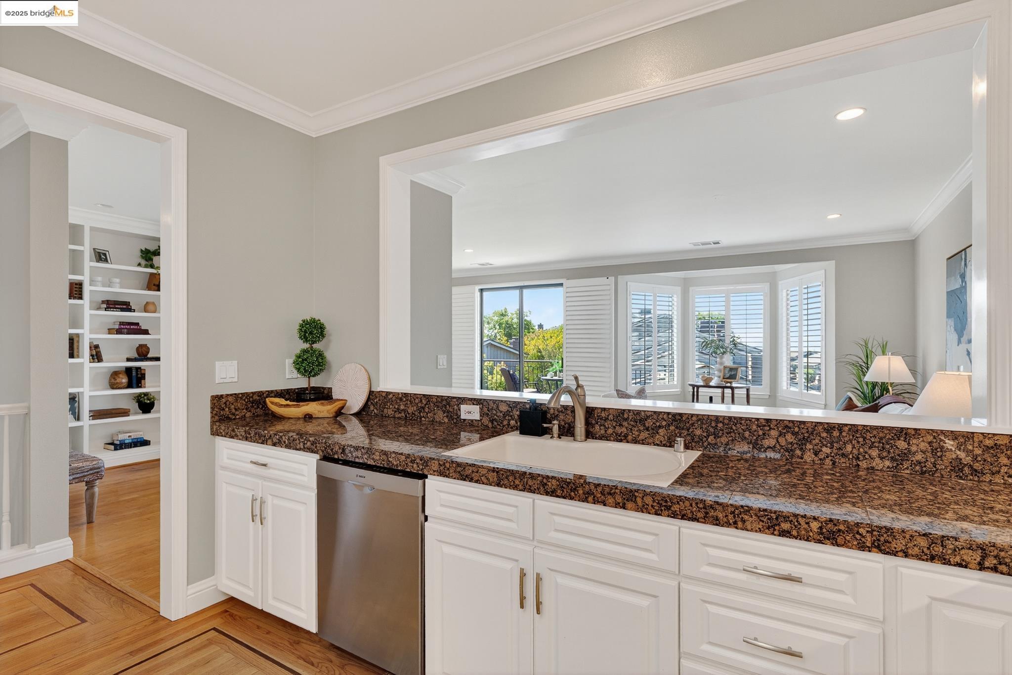 Detail Gallery Image 17 of 54 For 64 Schooner Hl, Oakland,  CA 94618 - 4 Beds | 3/1 Baths