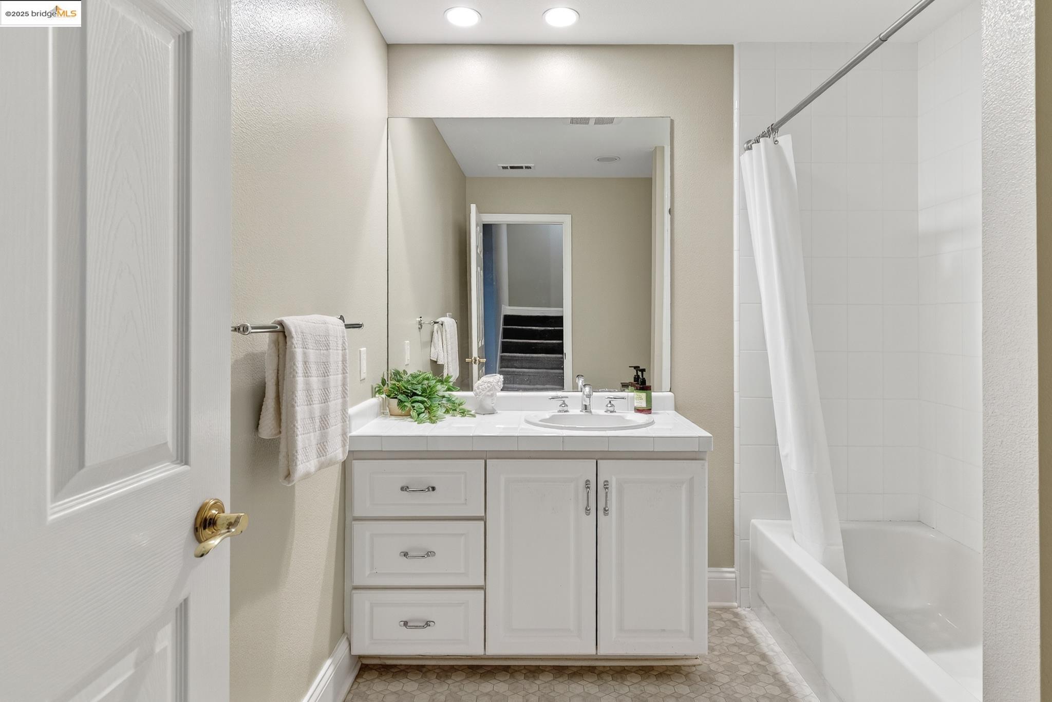 Detail Gallery Image 49 of 54 For 64 Schooner Hl, Oakland,  CA 94618 - 4 Beds | 3/1 Baths
