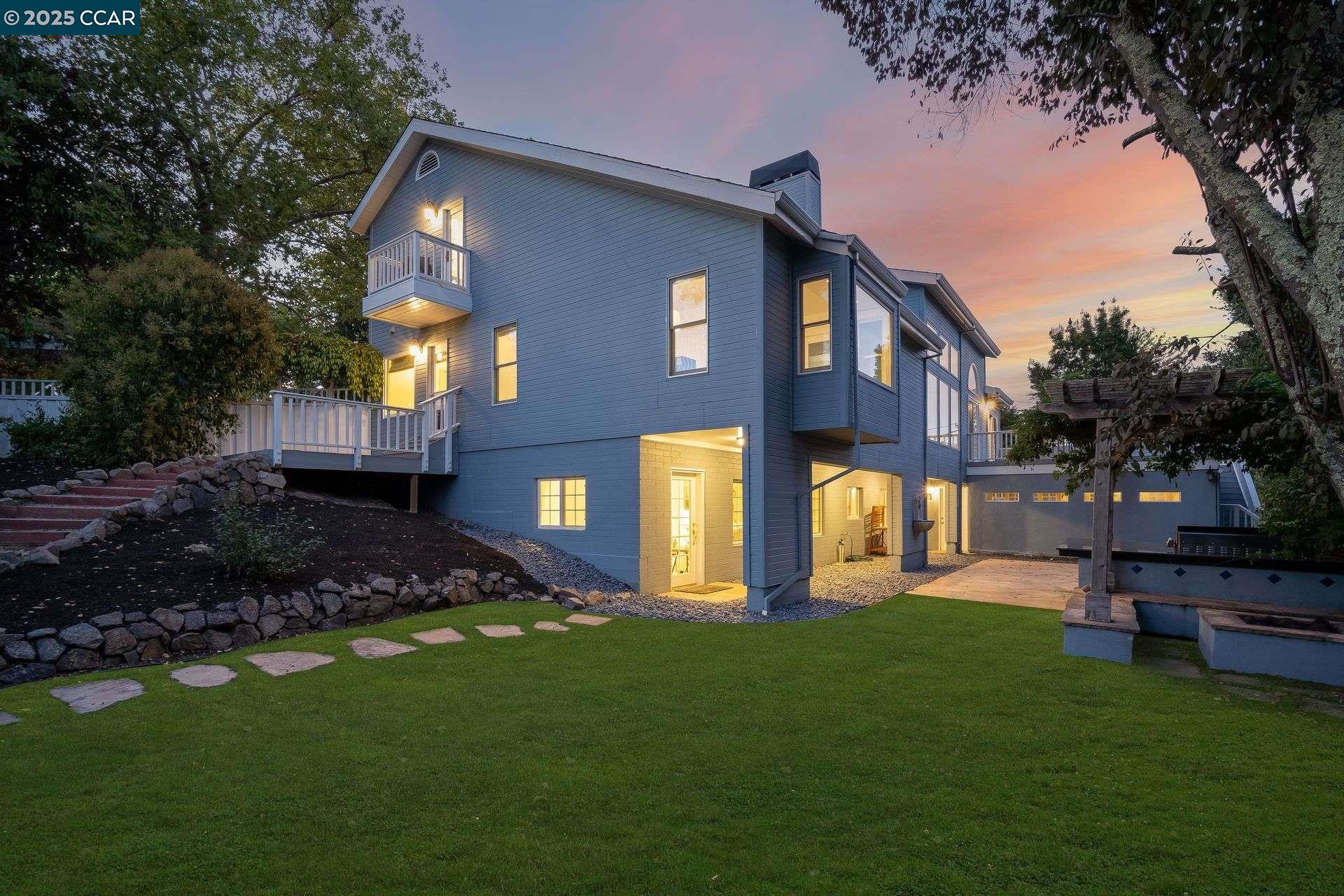 Detail Gallery Image 4 of 55 For 33 Altamount Drive, Orinda,  CA 94563 - 5 Beds | 3/1 Baths