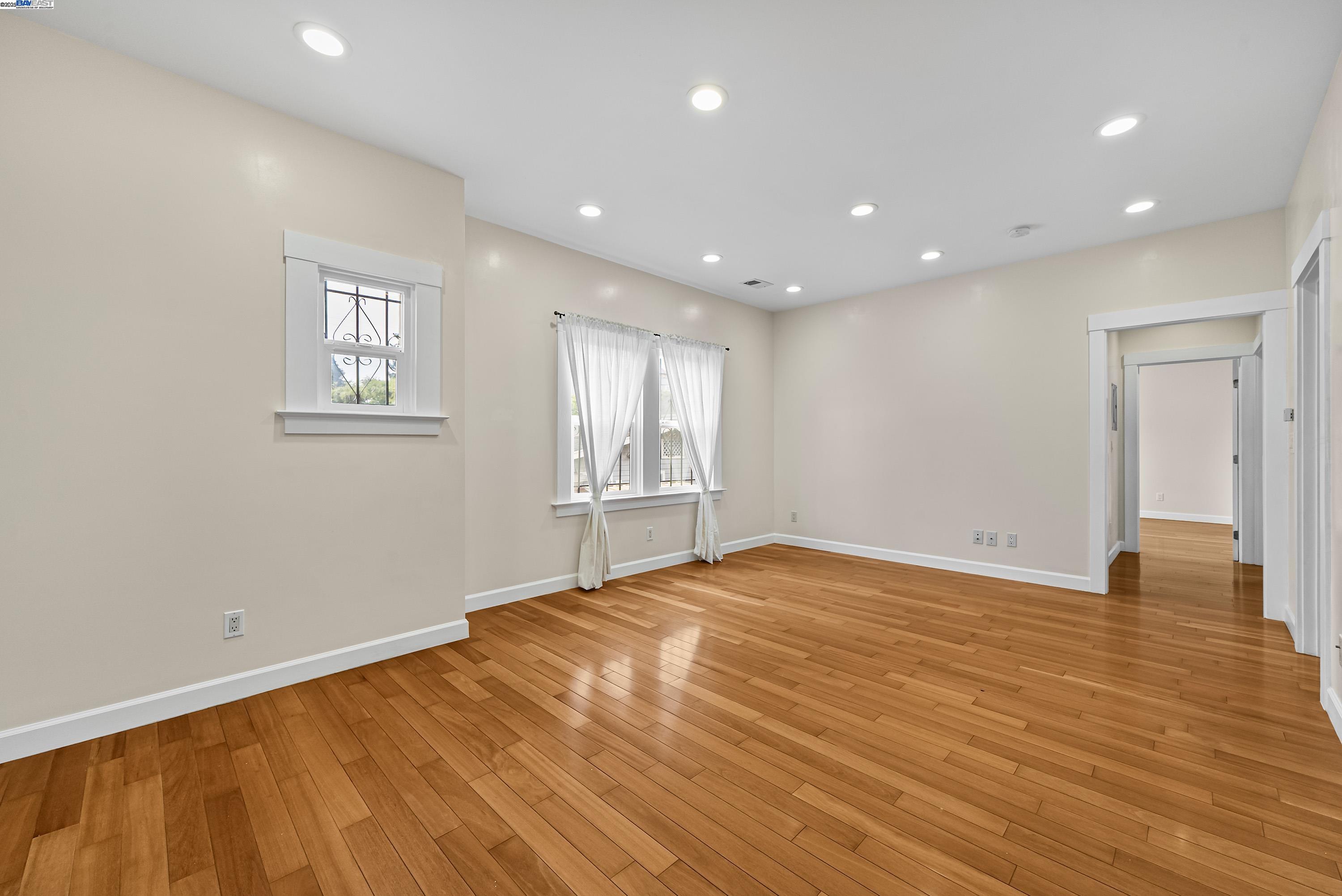 Detail Gallery Image 13 of 42 For 931 E 23rd St, Oakland,  CA 94606 - 3 Beds | 1 Baths