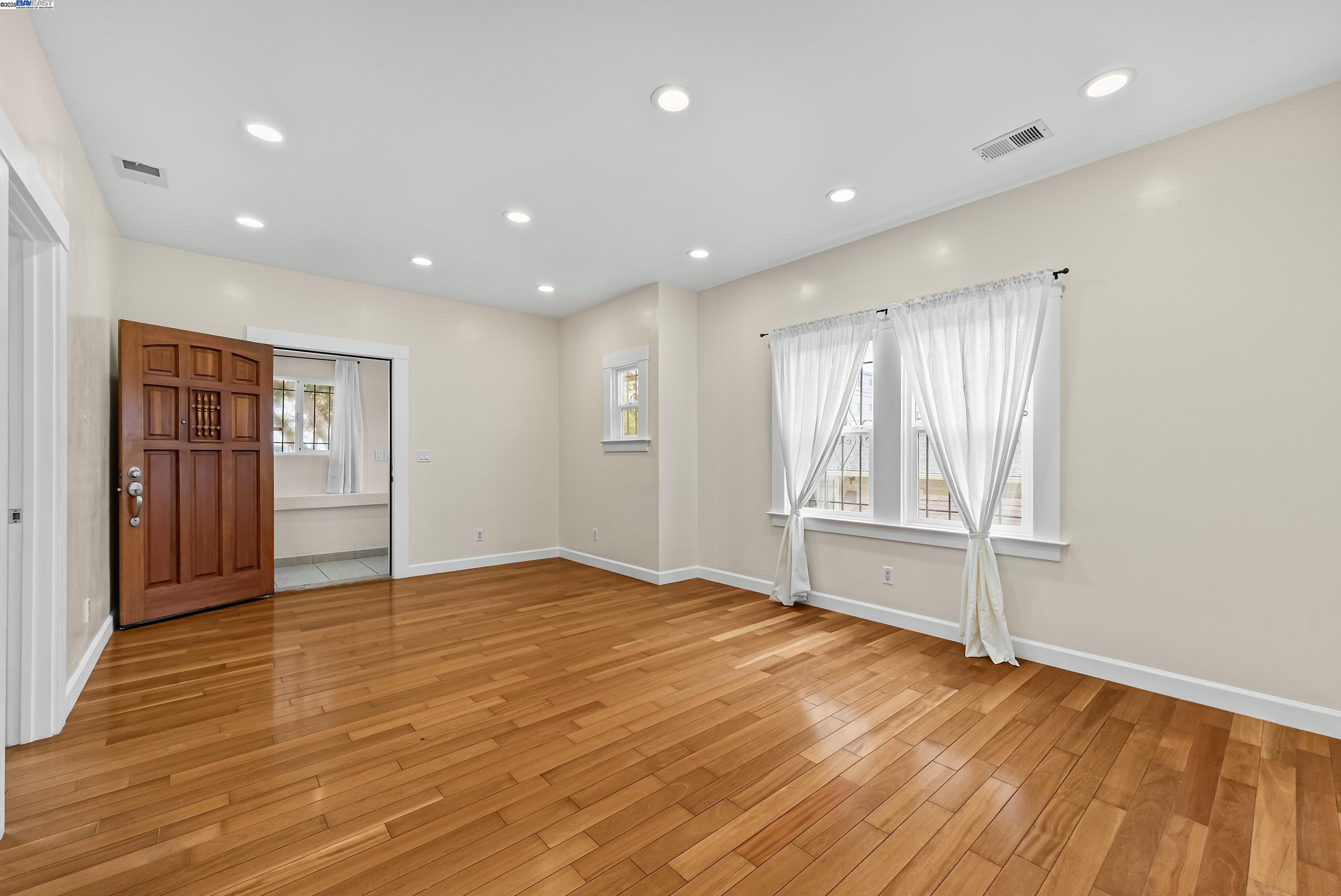 Detail Gallery Image 15 of 42 For 931 E 23rd St, Oakland,  CA 94606 - 3 Beds | 1 Baths