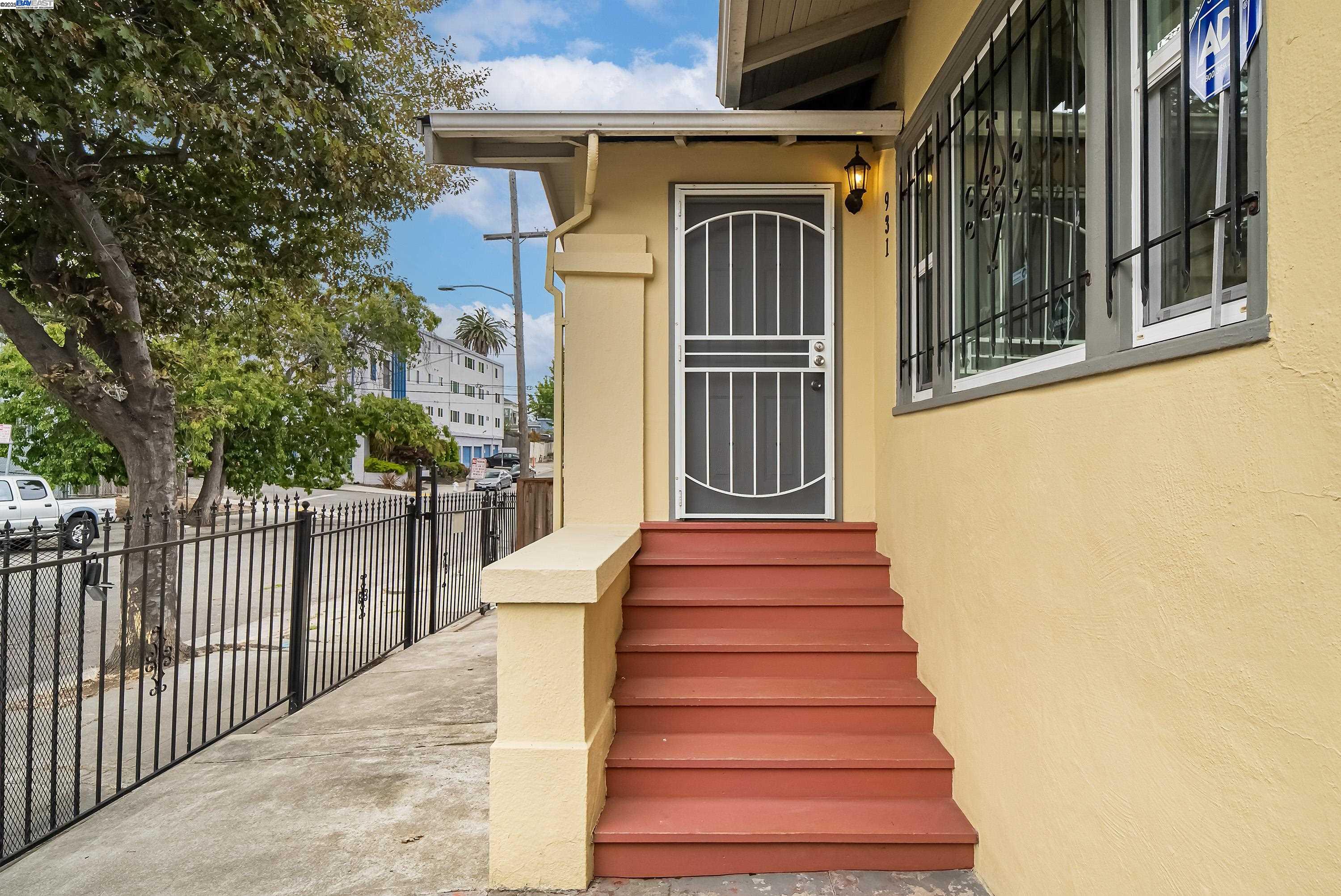 Detail Gallery Image 3 of 42 For 931 E 23rd St, Oakland,  CA 94606 - 3 Beds | 1 Baths