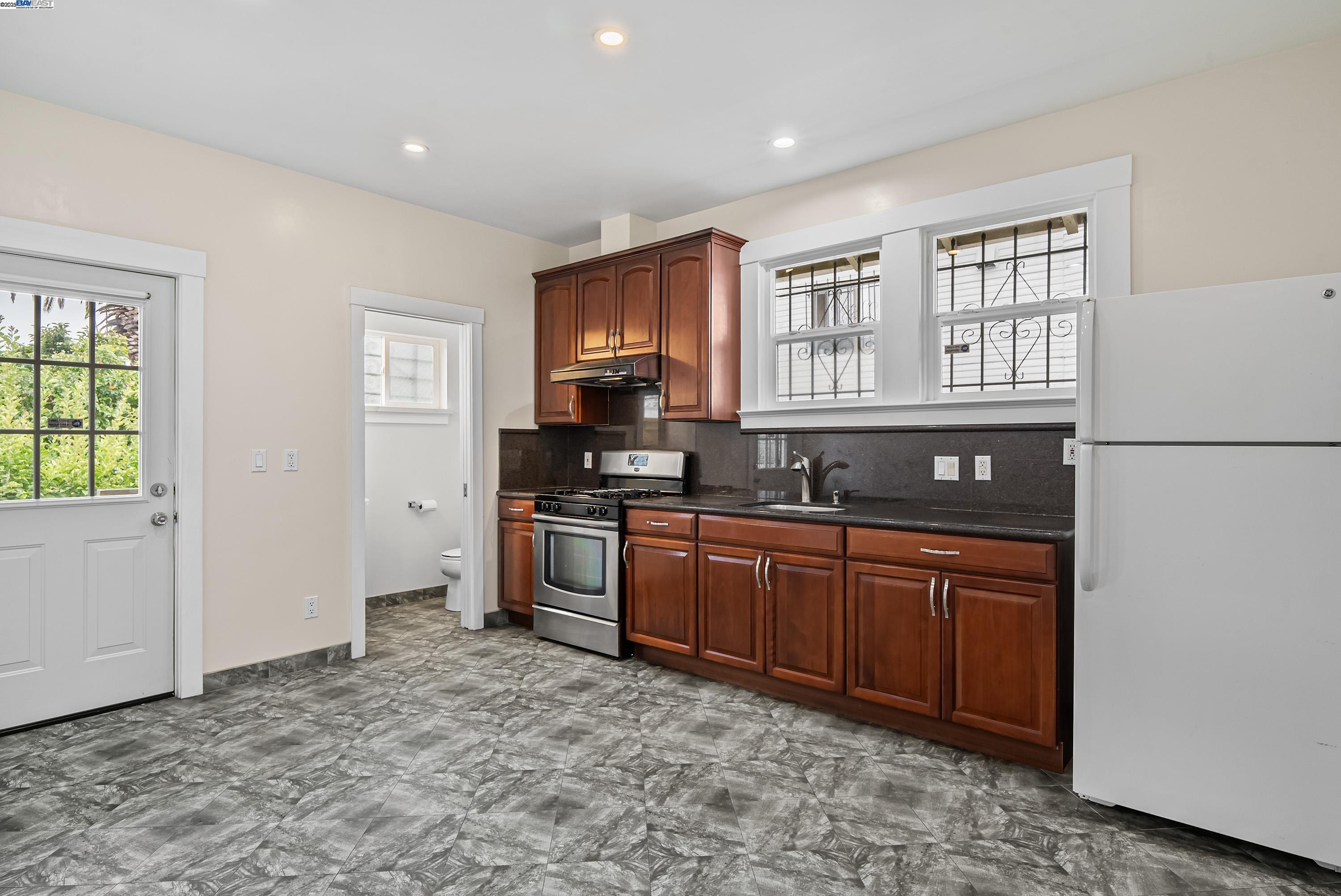 Detail Gallery Image 23 of 42 For 931 E 23rd St, Oakland,  CA 94606 - 3 Beds | 1 Baths