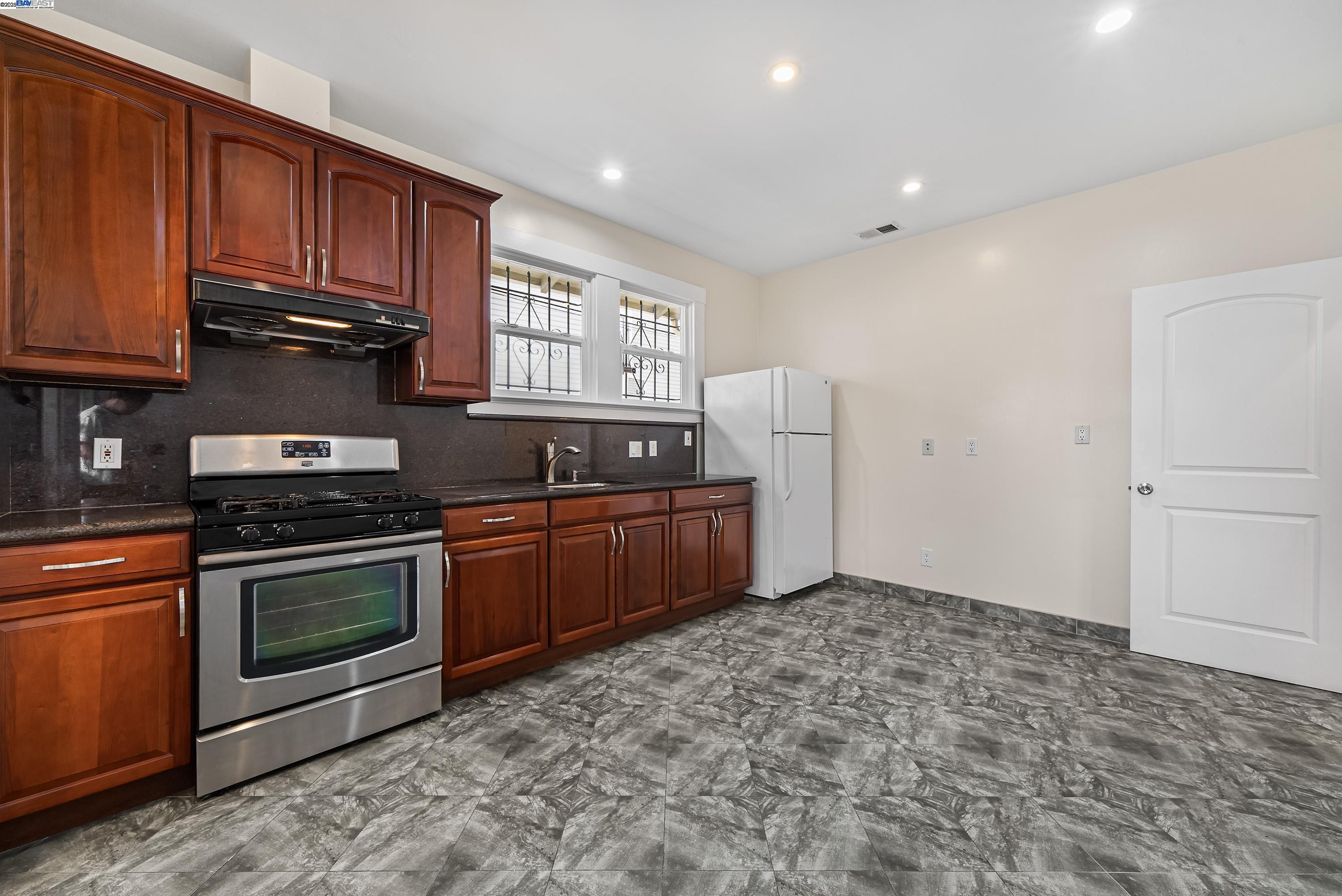 Detail Gallery Image 24 of 42 For 931 E 23rd St, Oakland,  CA 94606 - 3 Beds | 1 Baths