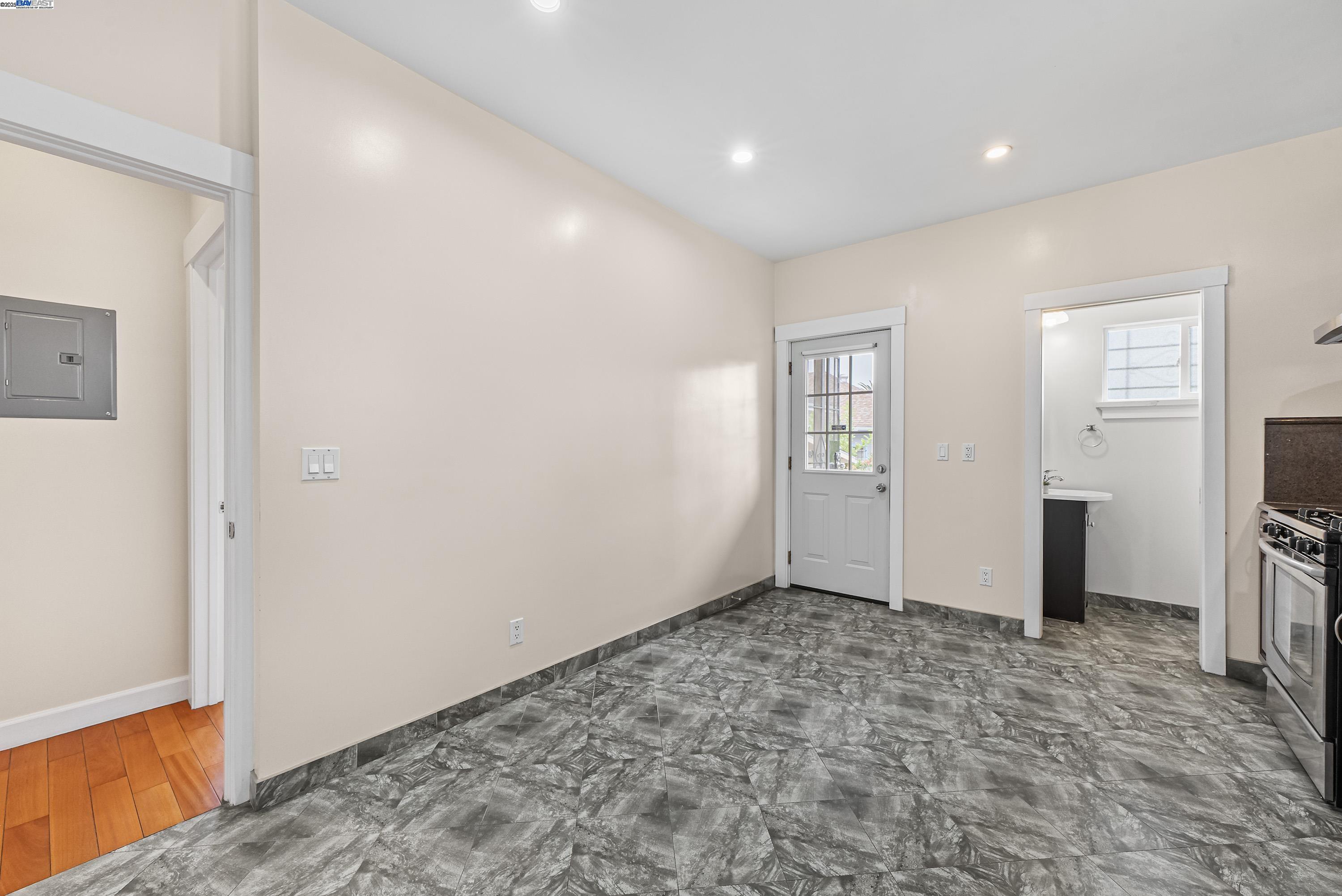 Detail Gallery Image 25 of 42 For 931 E 23rd St, Oakland,  CA 94606 - 3 Beds | 1 Baths