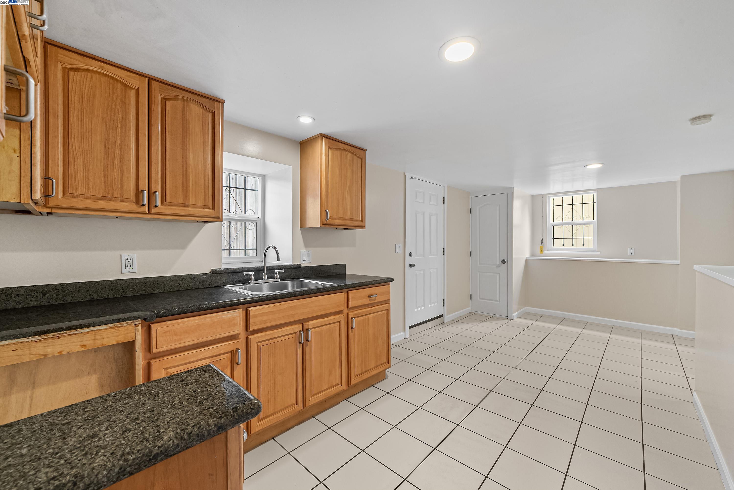 Detail Gallery Image 31 of 42 For 931 E 23rd St, Oakland,  CA 94606 - 3 Beds | 1 Baths