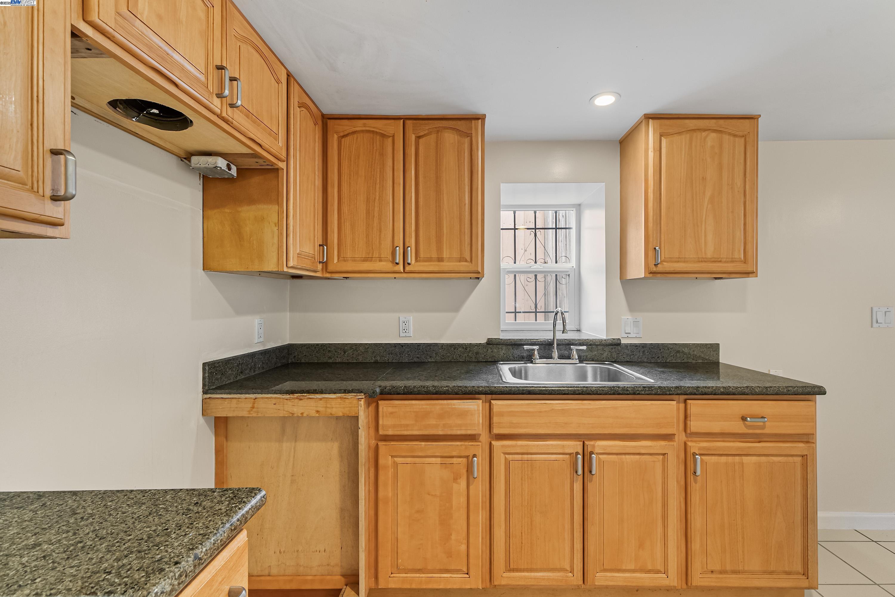 Detail Gallery Image 32 of 42 For 931 E 23rd St, Oakland,  CA 94606 - 3 Beds | 1 Baths