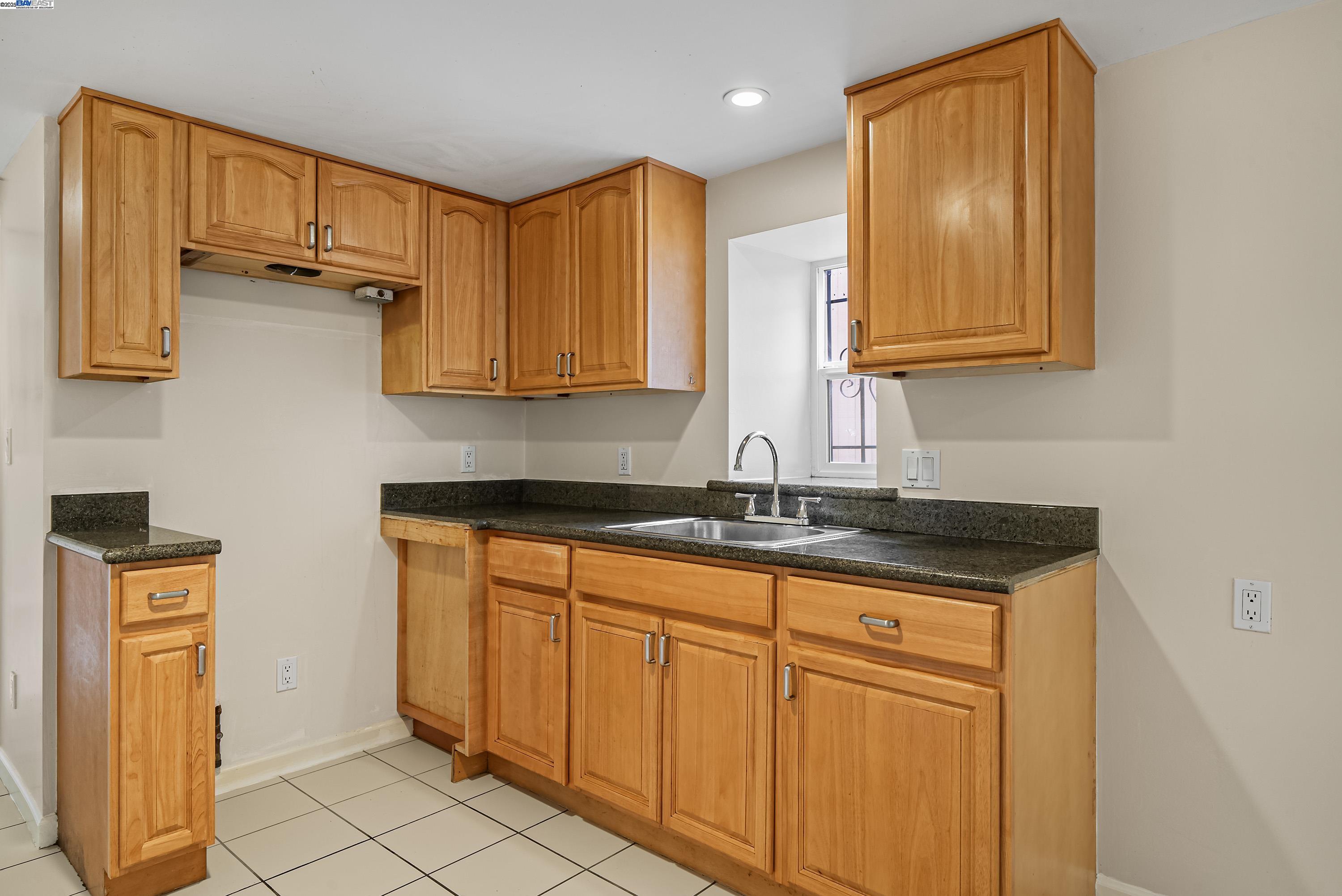 Detail Gallery Image 33 of 42 For 931 E 23rd St, Oakland,  CA 94606 - 3 Beds | 1 Baths
