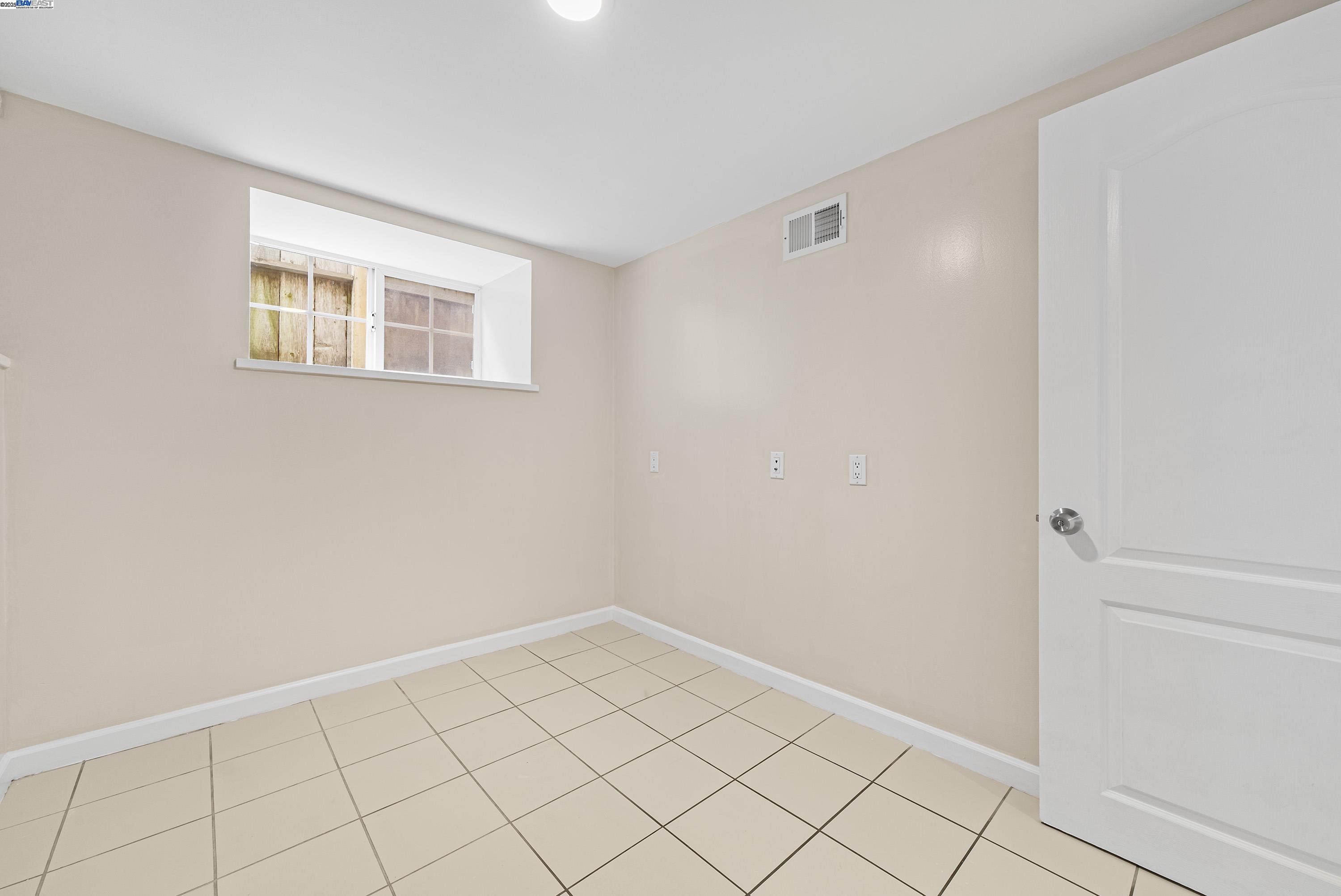 Detail Gallery Image 35 of 42 For 931 E 23rd St, Oakland,  CA 94606 - 3 Beds | 1 Baths