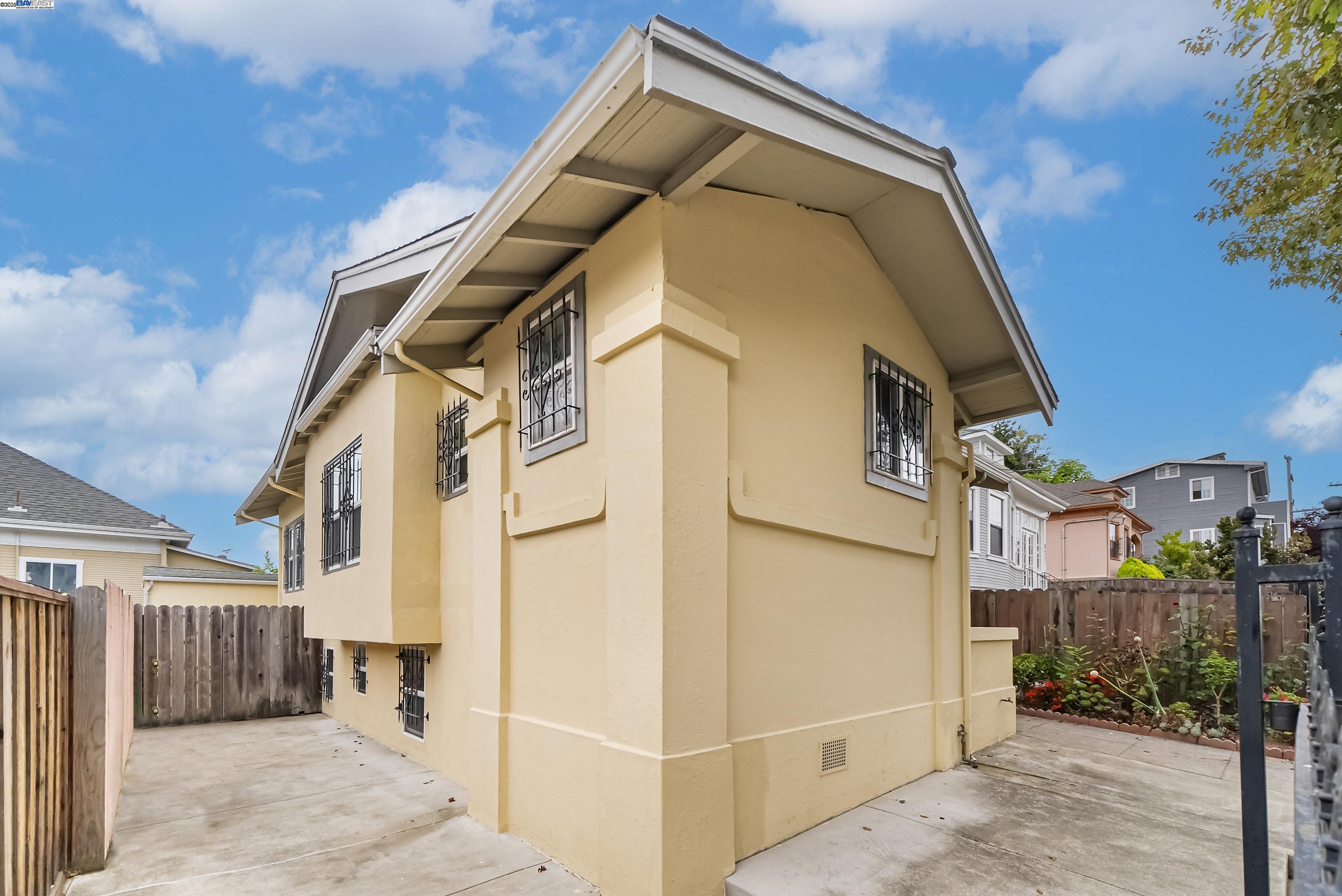 Detail Gallery Image 5 of 42 For 931 E 23rd St, Oakland,  CA 94606 - 3 Beds | 1 Baths