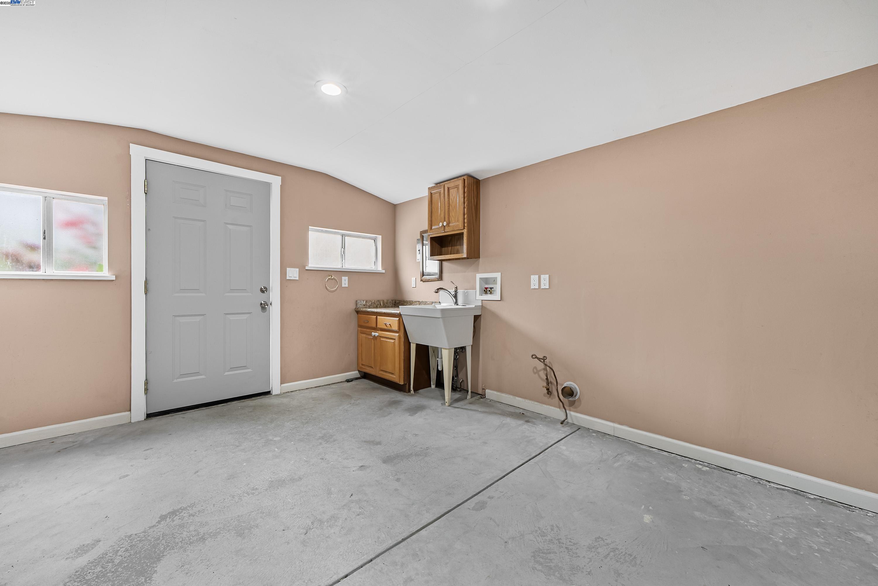 Detail Gallery Image 42 of 42 For 931 E 23rd St, Oakland,  CA 94606 - 3 Beds | 1 Baths
