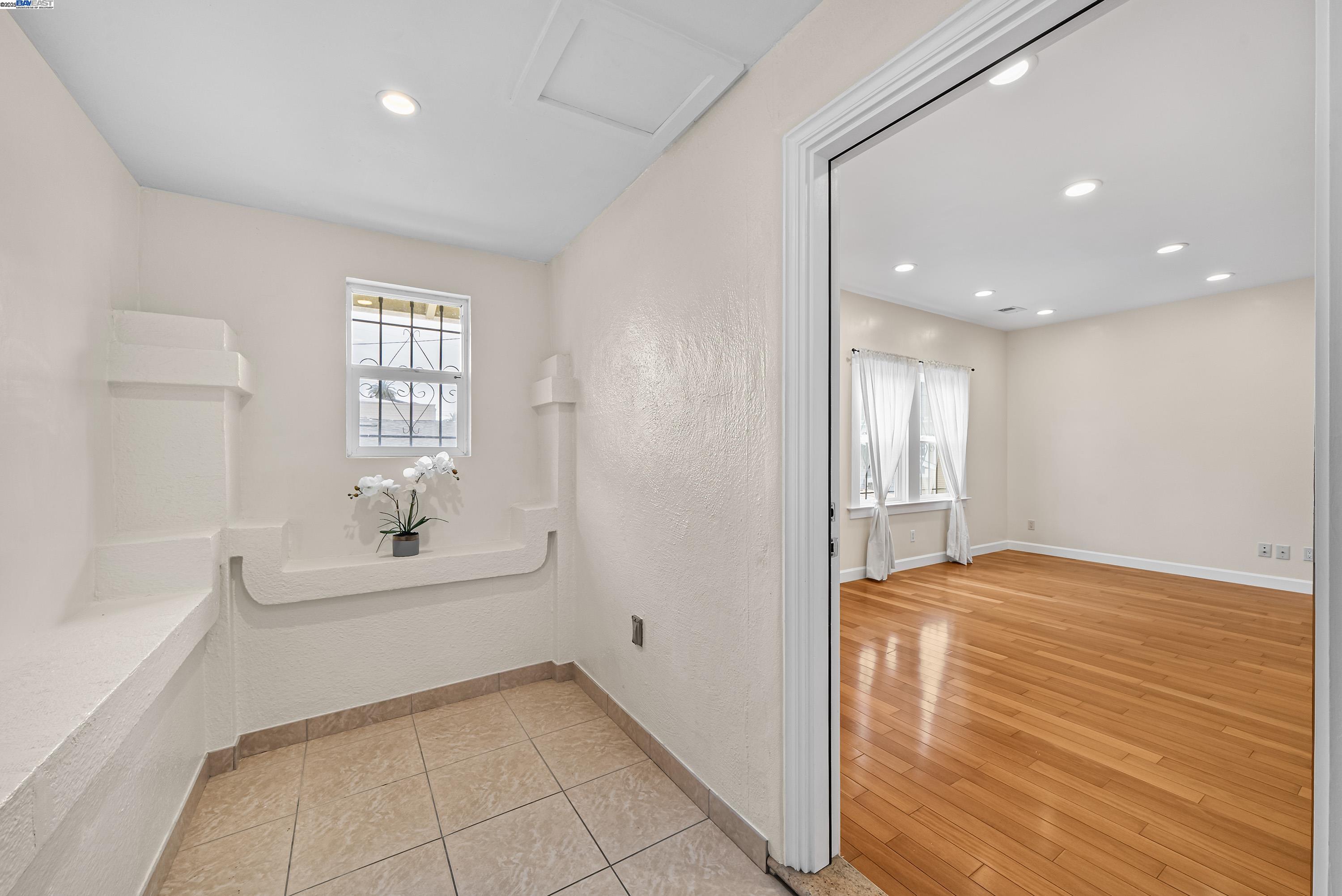 Detail Gallery Image 10 of 42 For 931 E 23rd St, Oakland,  CA 94606 - 3 Beds | 1 Baths