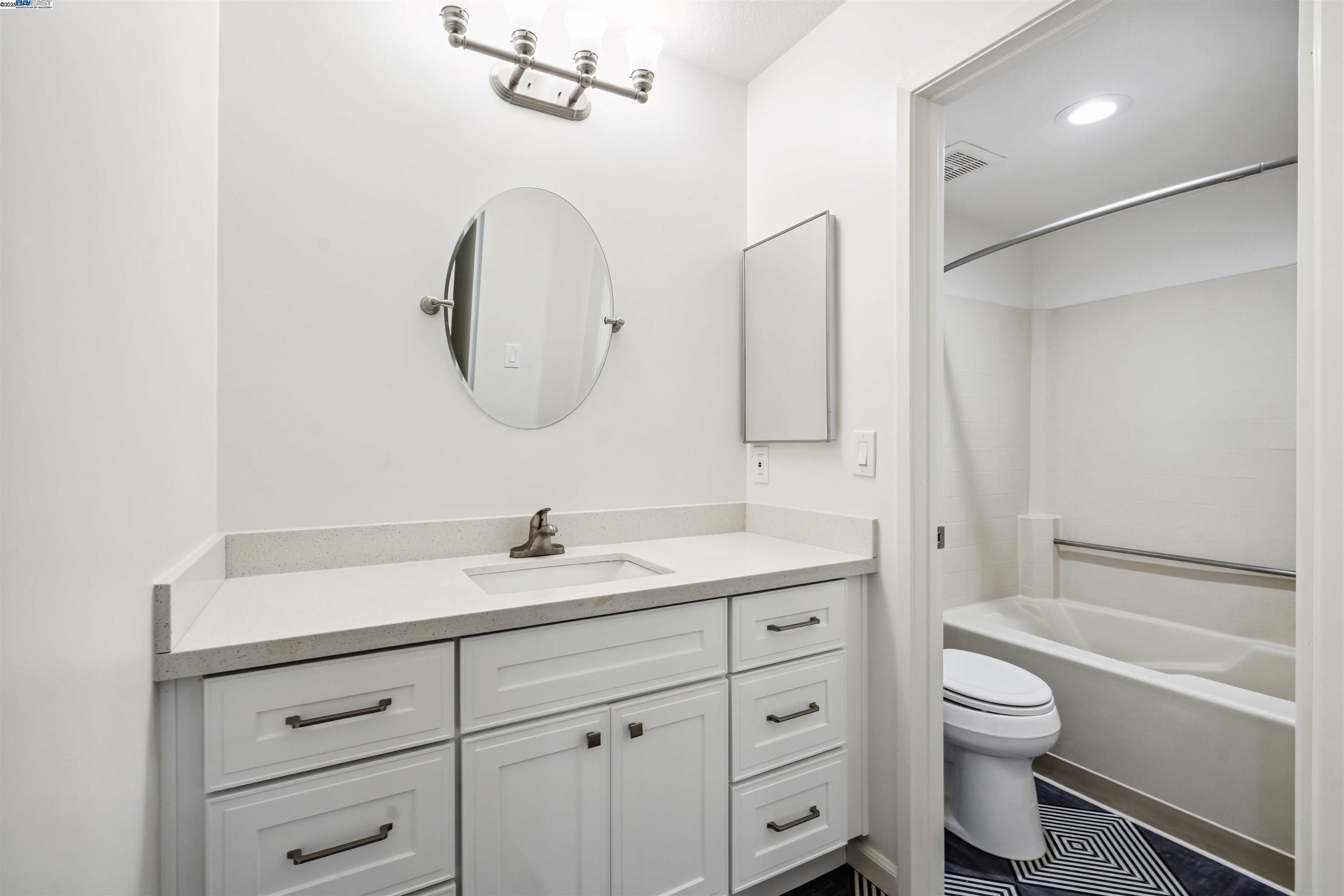 Detail Gallery Image 12 of 27 For 760 Canyon Oaks Dr #D,  Oakland,  CA 94605 - 2 Beds | 2 Baths