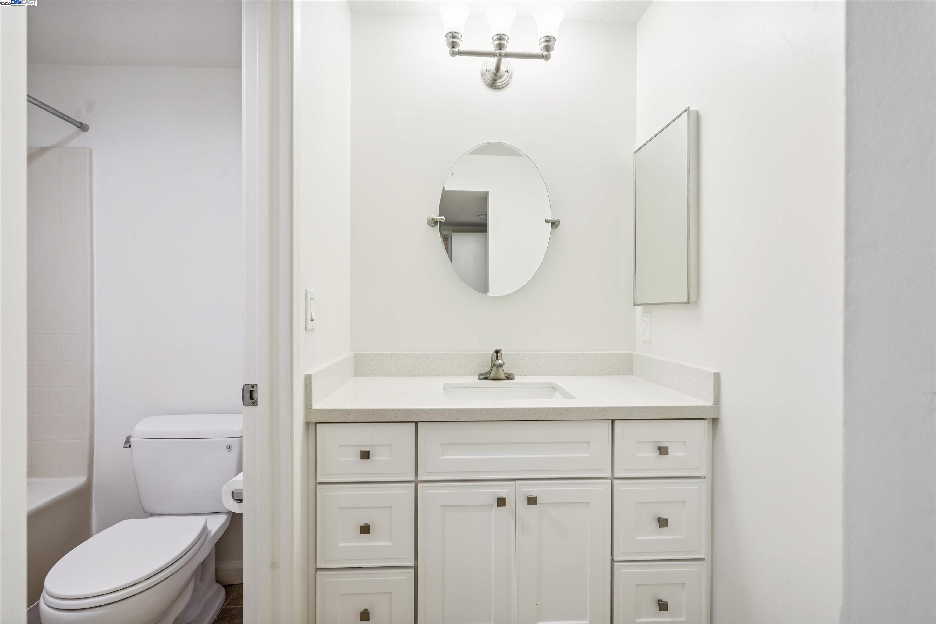 Detail Gallery Image 16 of 27 For 760 Canyon Oaks Dr #D,  Oakland,  CA 94605 - 2 Beds | 2 Baths