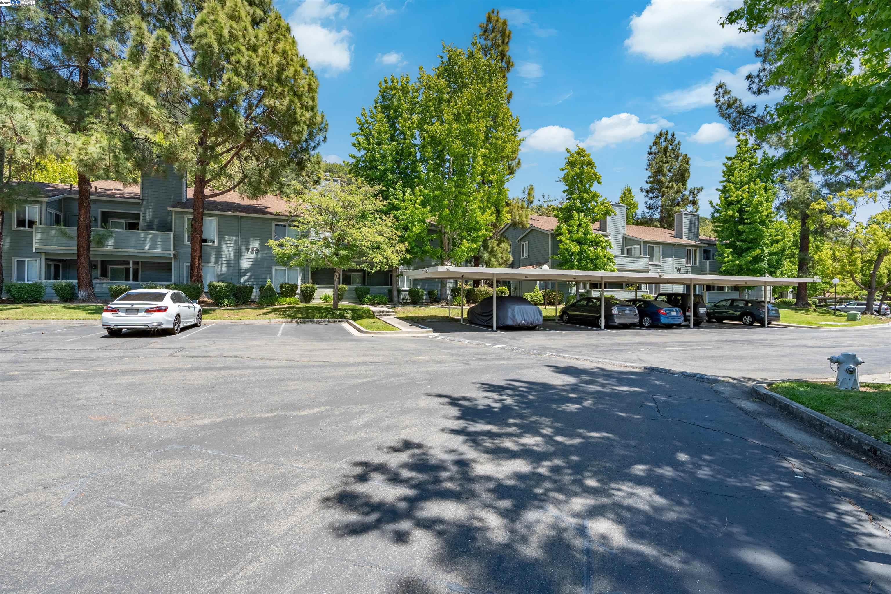 Detail Gallery Image 21 of 27 For 760 Canyon Oaks Dr #D,  Oakland,  CA 94605 - 2 Beds | 2 Baths