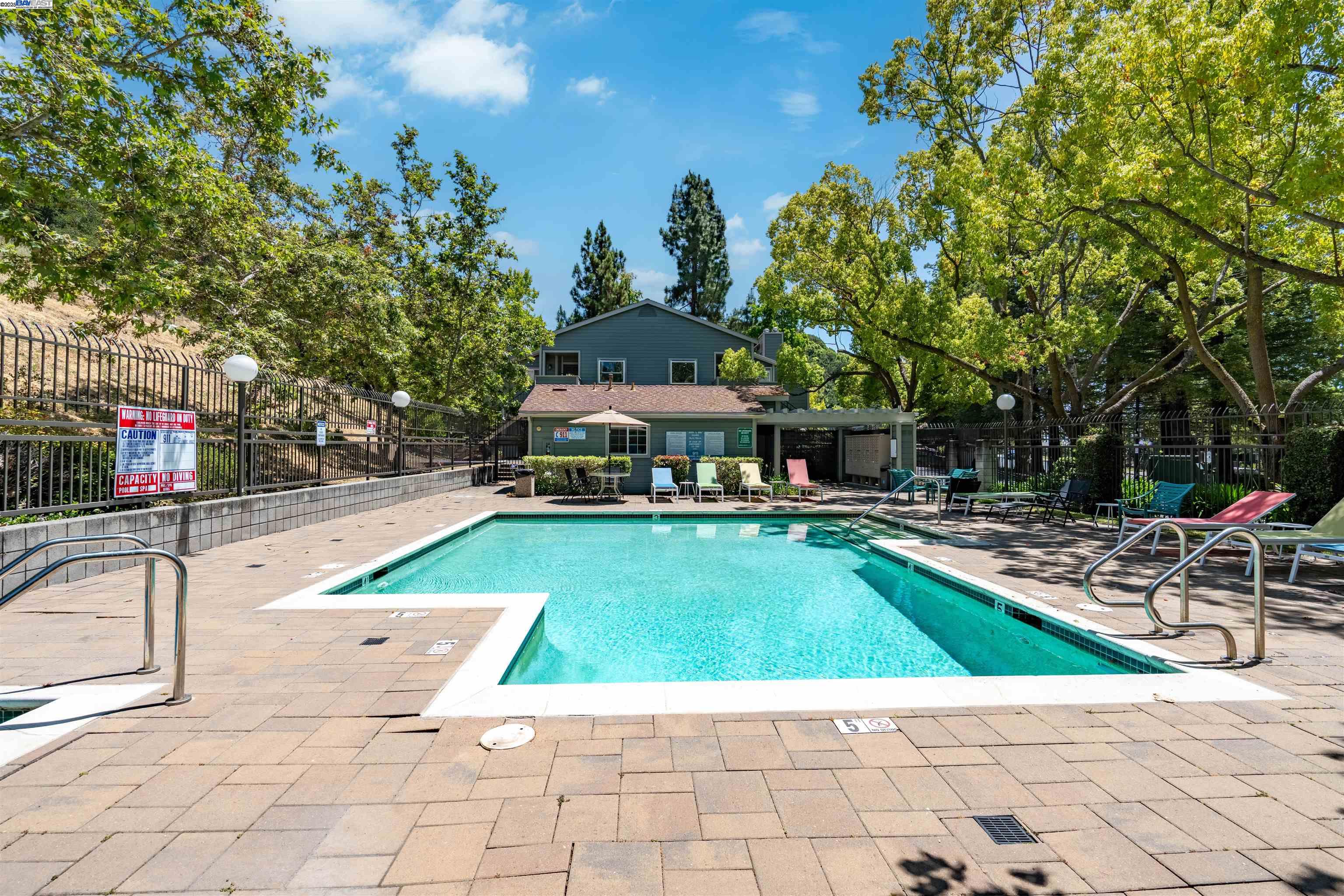 Detail Gallery Image 22 of 27 For 760 Canyon Oaks Dr #D,  Oakland,  CA 94605 - 2 Beds | 2 Baths