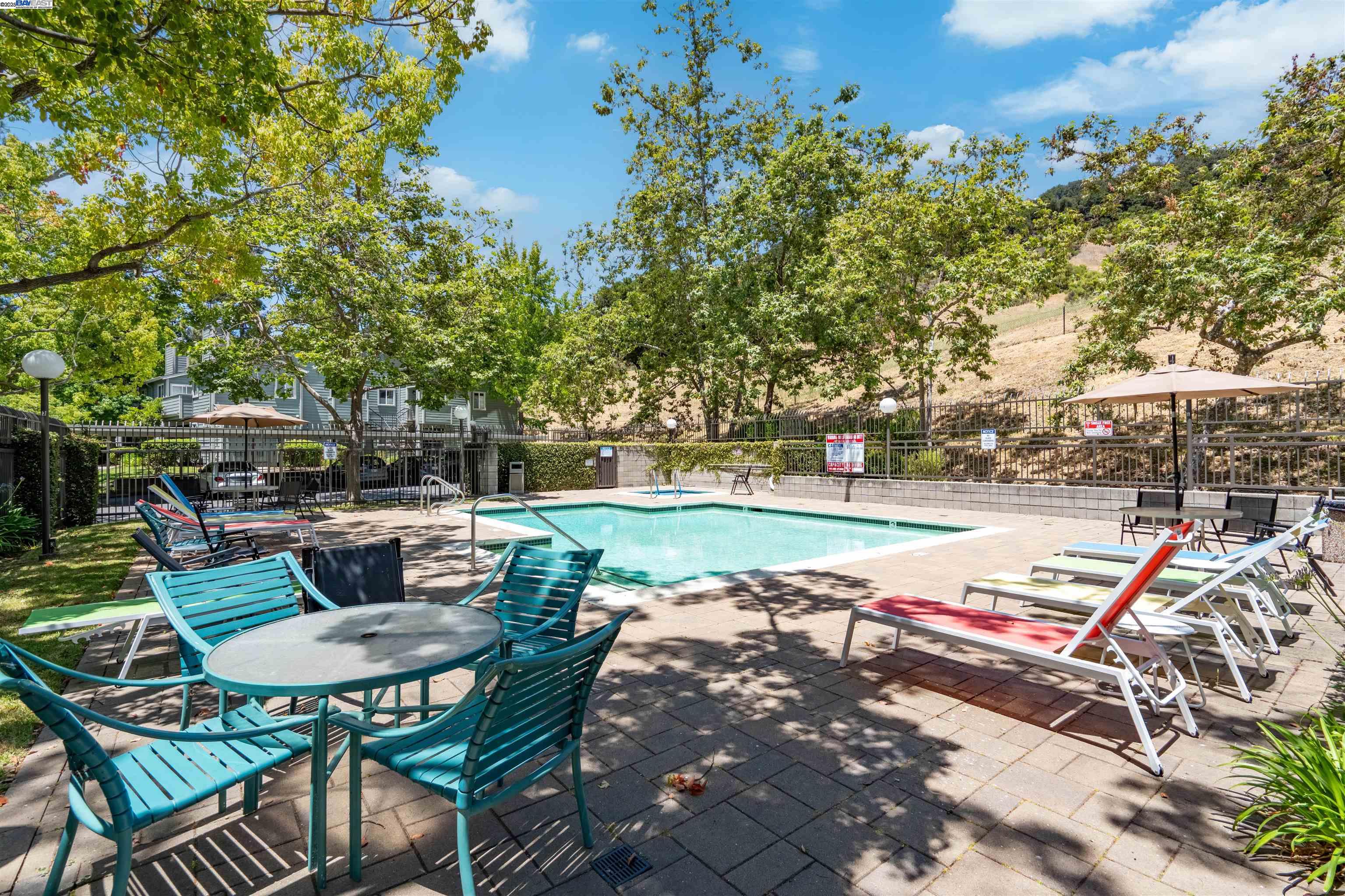 Detail Gallery Image 23 of 27 For 760 Canyon Oaks Dr #D,  Oakland,  CA 94605 - 2 Beds | 2 Baths