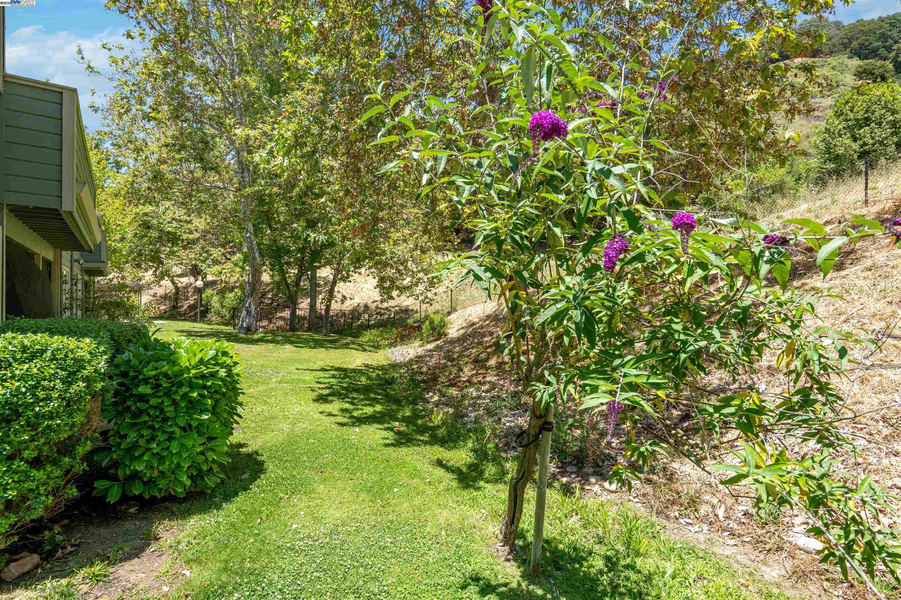 Detail Gallery Image 25 of 27 For 760 Canyon Oaks Dr #D,  Oakland,  CA 94605 - 2 Beds | 2 Baths