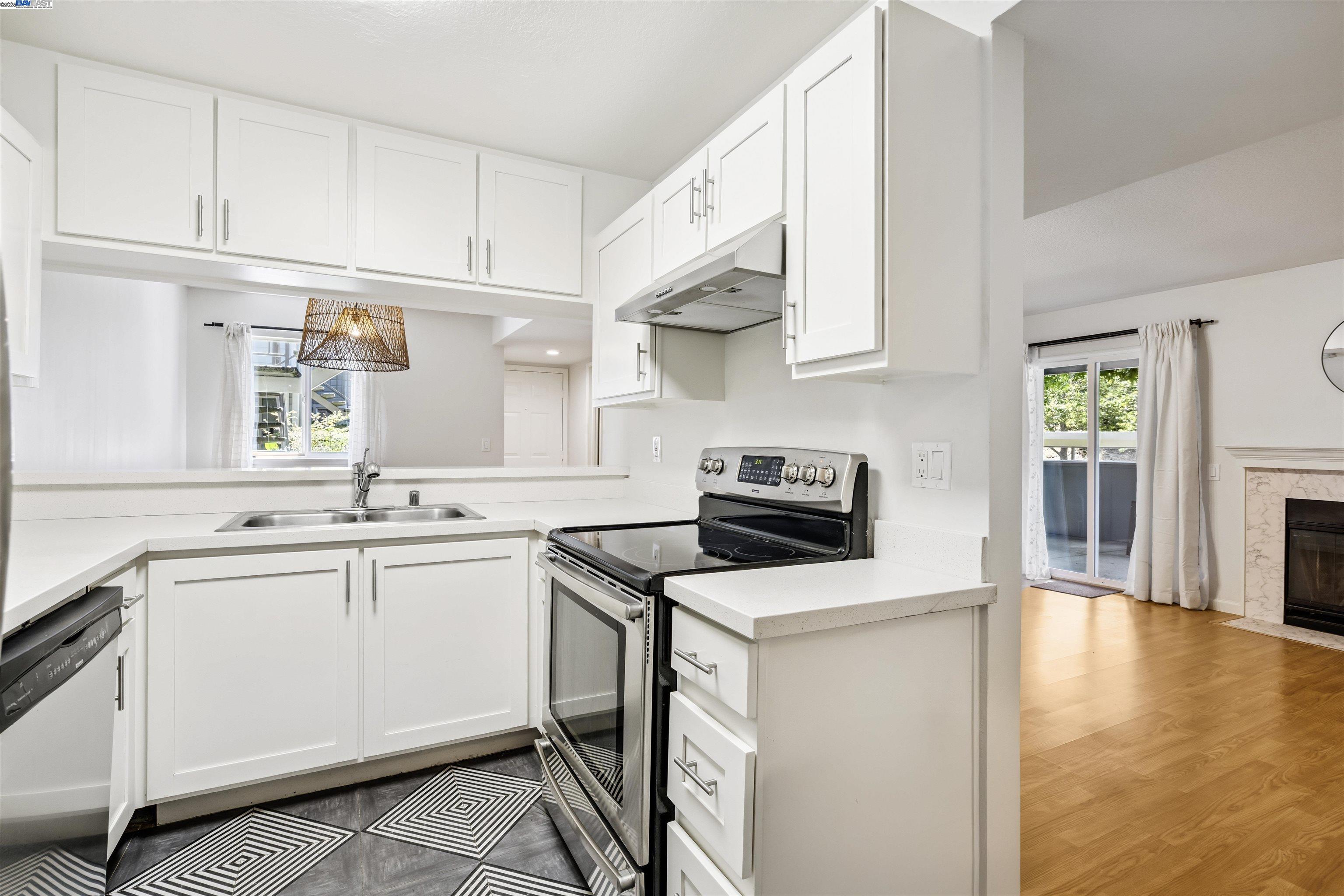 Detail Gallery Image 7 of 27 For 760 Canyon Oaks Dr #D,  Oakland,  CA 94605 - 2 Beds | 2 Baths